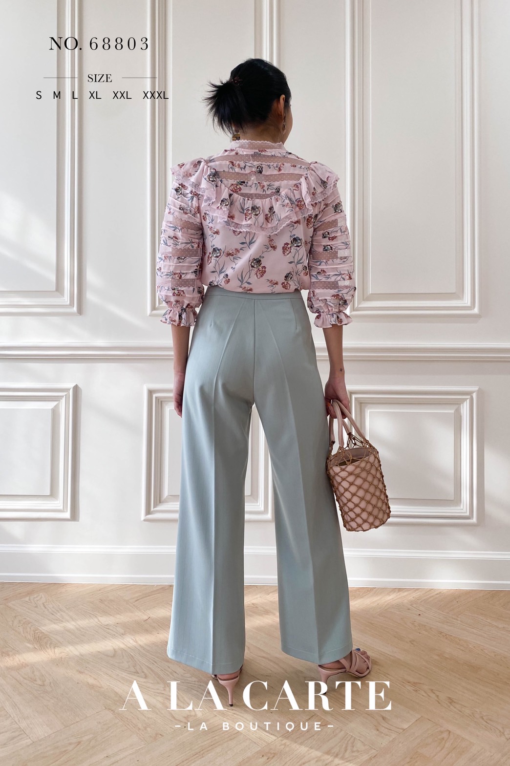 68803🍁A La Carte⚘️ 🍁เสื้อชีฟองพิมพ์ลาย ดีเทลตัดสลับทริมลูกไม้แบบชิ้นต่อชิ้น เรียงกันที่ช่วงอกและแขนเสื้อ คอปลดกระดุมได้ มีระบายโค้งรอบคอ แขนเสื้อ 3 ส่วนสม็อกยางยืดมีระบาย สีชมพู M สีฟ้า S สีดำ M,XL,2-XL