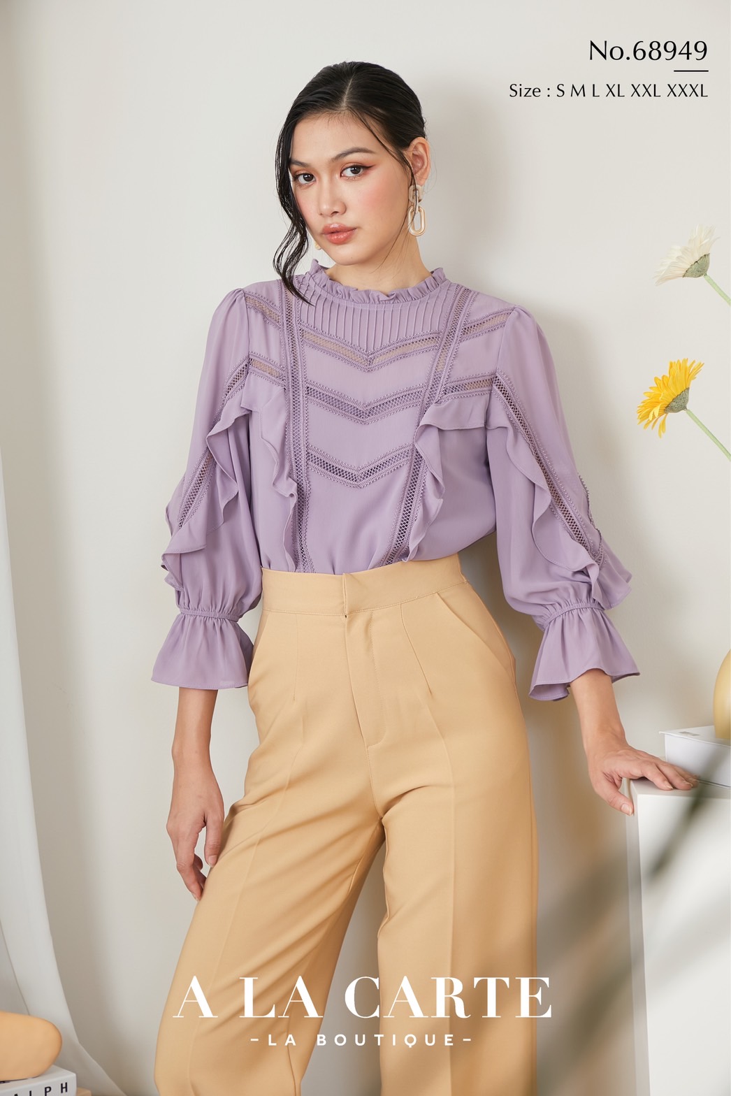 68949 เสื้อ A La Carte ผ้าชีฟองเนื้อทรายมีน้ำหนัก ตัดต่อแทรกทริมลูกไม้ช่วงลำตัวเส้นทริมช่วยทำให้ดูเพรียว แต่งระบายเชื่อมจากลำตัวไปถึงแขน สีม่วง 3XL ขาว 3XL ดำ S,2XL