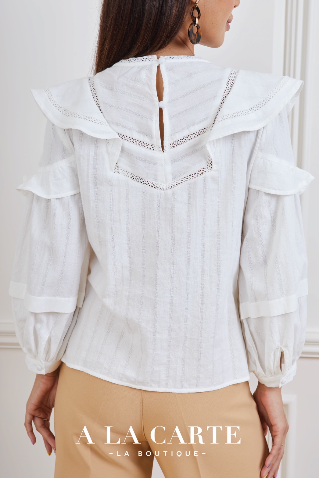 68554 เสื้อ A LA CARTE ผ้าคอตตอนแขน 5 ส่วนเนื้อนุ่มใส่สบาย แทรกทริมคอตตอนแบบชิ้นต่อแนววี กลางอกพร้อมเส้นตัดต่อด้านซ้ายขวา แขนตัดต่อระบายและเย็บเกล็ด สีขาว S-XL สีส้ม S-XL,3XL สีฟ้า S-XL
