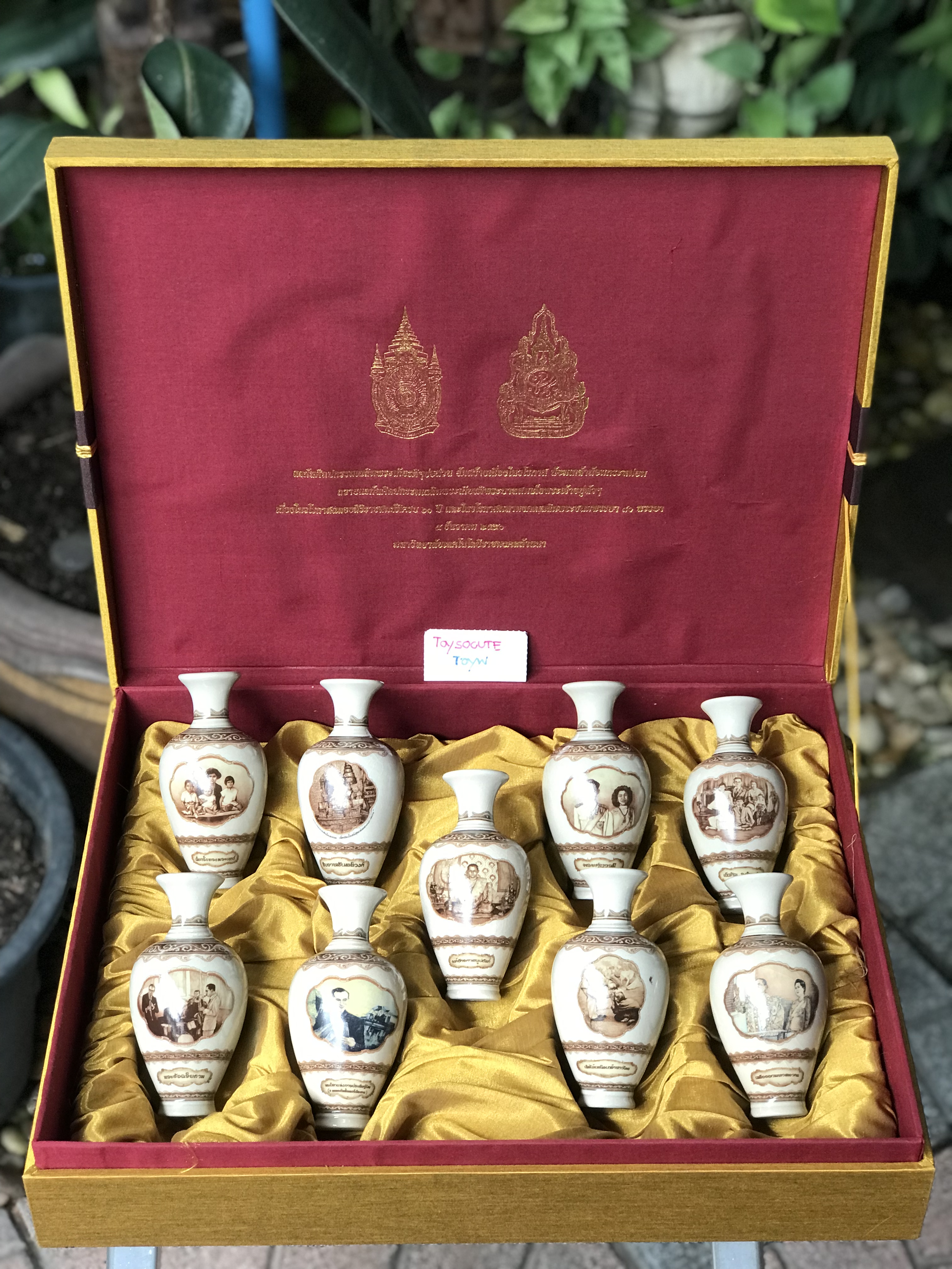 แจกันศิลปกรรมเฉลิมพระเกียรติฯ ในหลวง รัชกาลที่ 9 ชุด 9 ใบ บรรจุกล่องผ้าไหม เป็นของขวัญ ของที่ระลึกที่ทรงคุณค่า