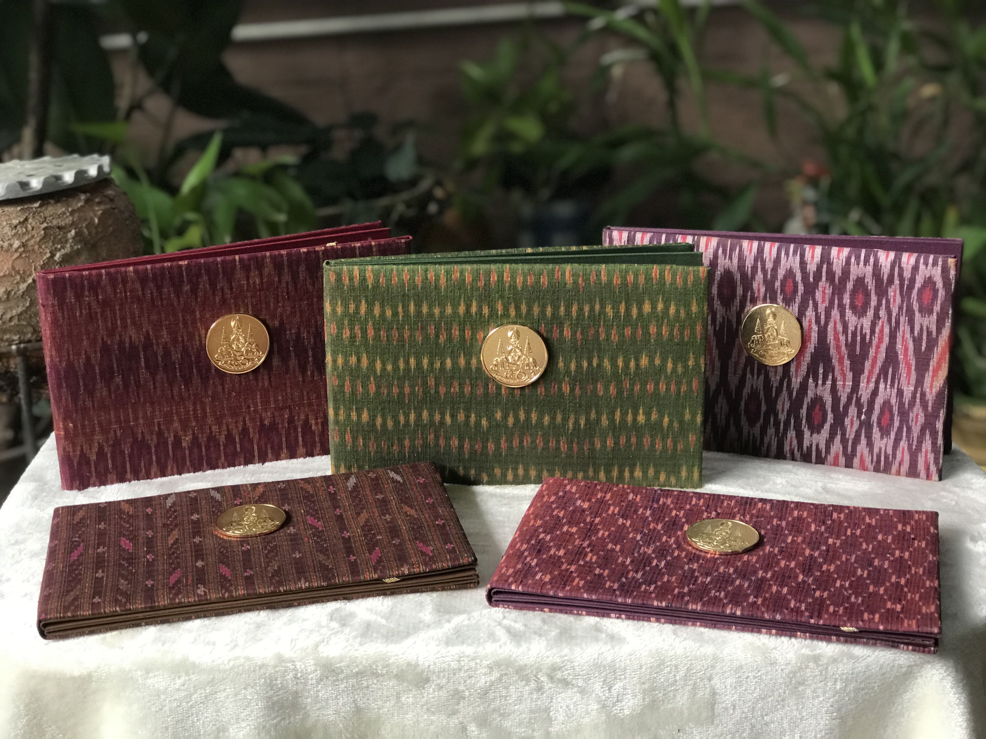 ราคาต่อชิ้น เก็บเก่า Silk Folder ปกผ้าไหมทอลายใส่ธนบัตร ปีกาญจนาภิเษกในหลวง รัชกาลที 9