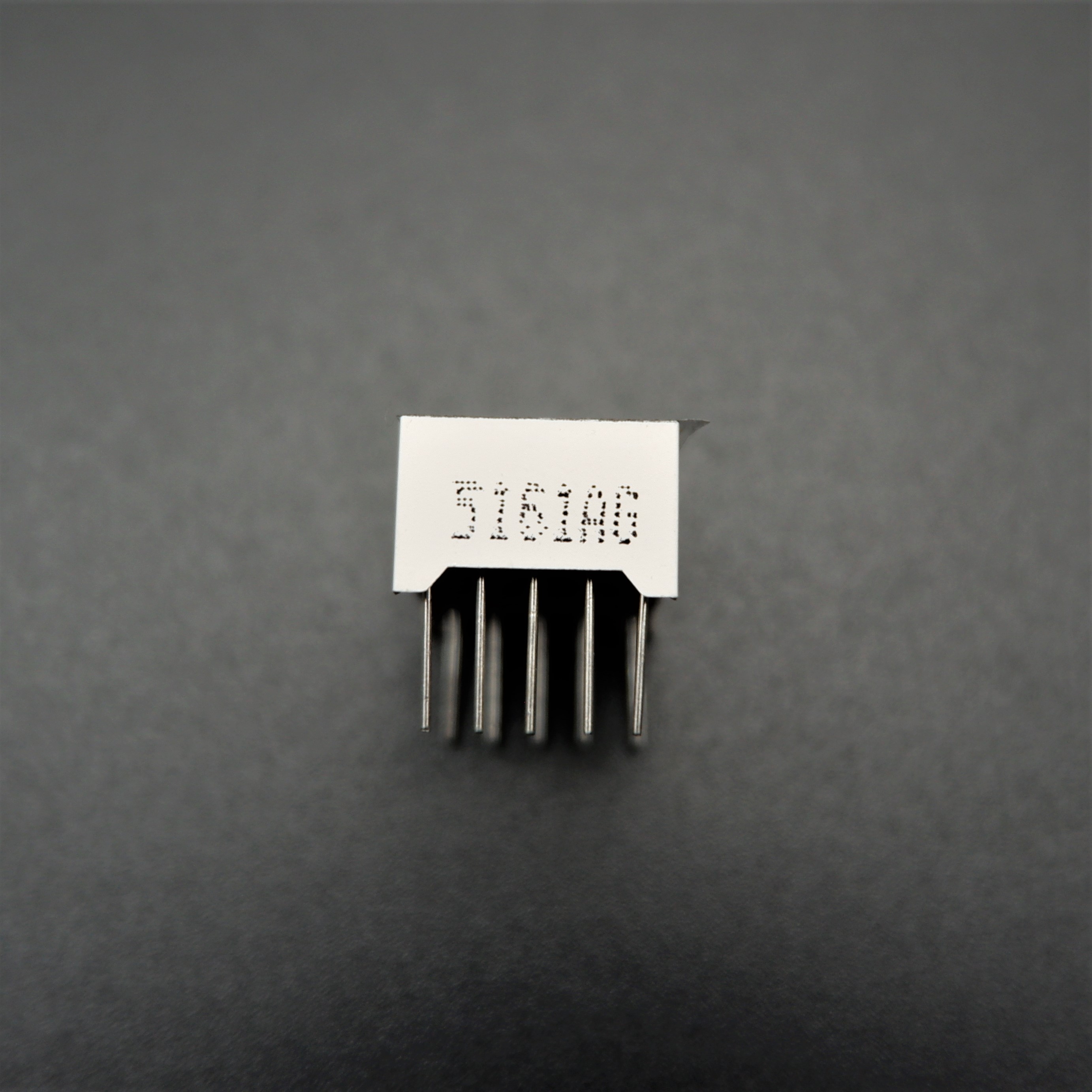 0.56 inch Seven Segment 1 Digit Yellow Green (Common Cathode) 12.7 x 19.1 x 8.1mm - 5161AG