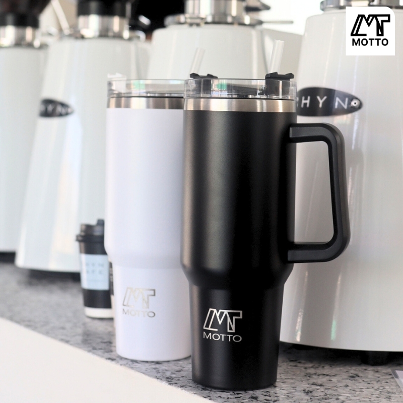 แก้วน้ำเก็บความเย็น ทรงstanley แก้วสแตนเลสเก็บความเย็น - ร้อน 43oz มีหูจับ เก็บความเย็นได้นาน 8-12 ชั่วโมง