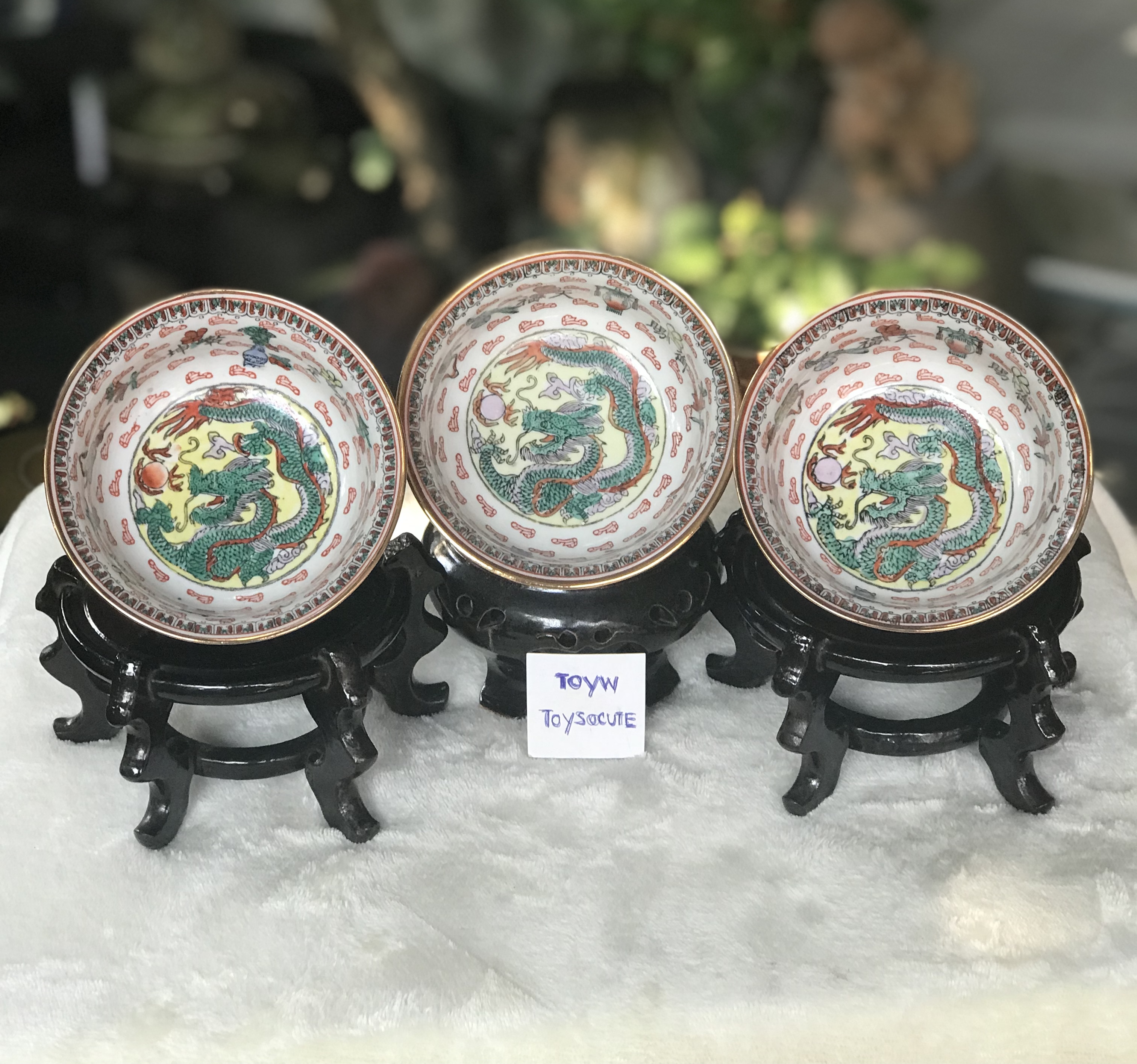 Antique Chinese Bowls ชุด 3 สี 3 ใบ ถ้วยกระเบื้องกังใส ขอบน้ำทอง เขียนสีด้านนอกและด้านในลายมังกร ขนาดปากกว้าง 4 นิ้ว สูง 2.5 นิ้ว