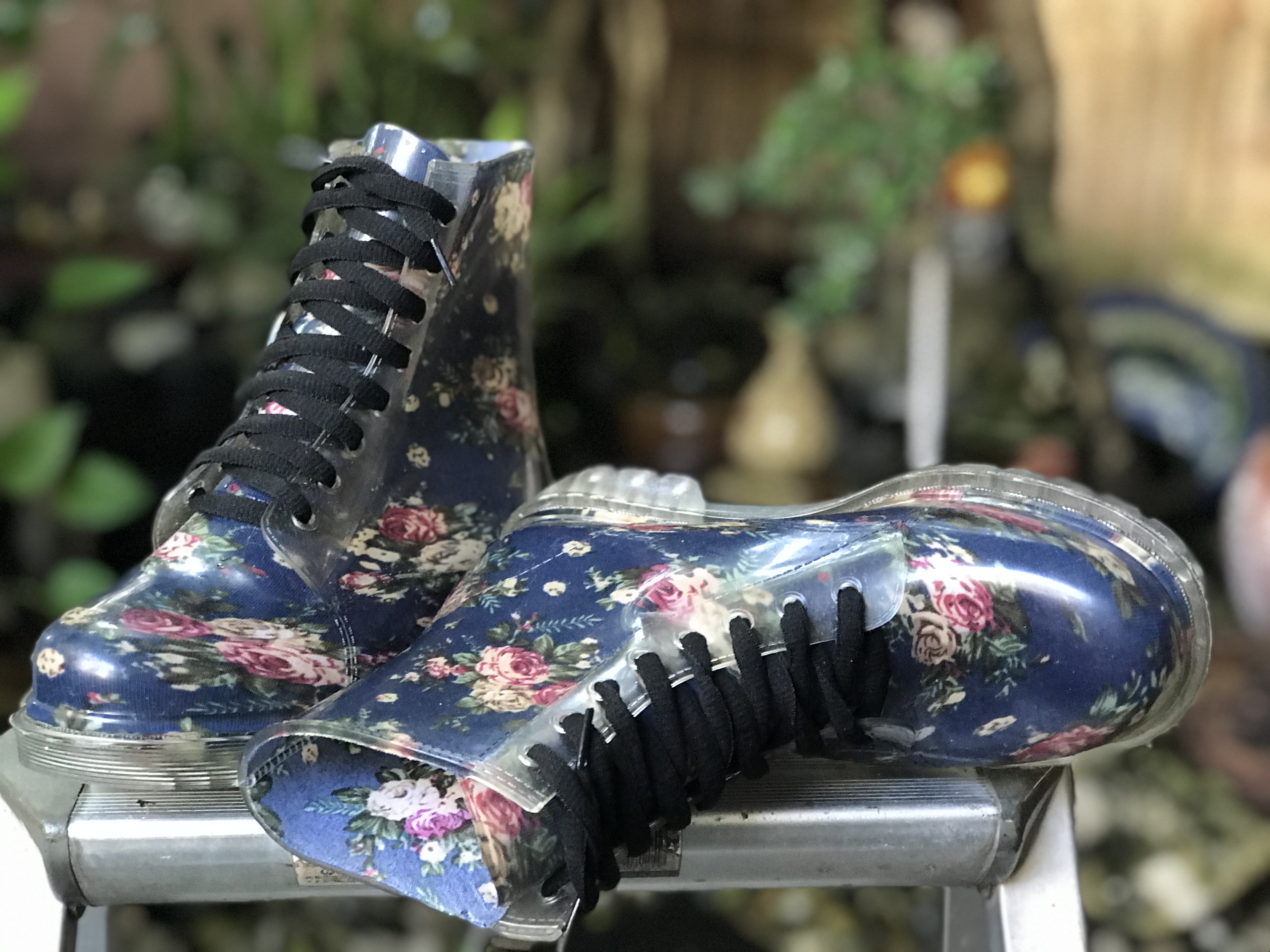 ￼สำหรับคนใส่เบอร์ 37-38 รองเท้าบูท พื้นน้ำเงินลายดอก Clear Vinyl Boots Navy Blue Floral Lace Up Water Resistant