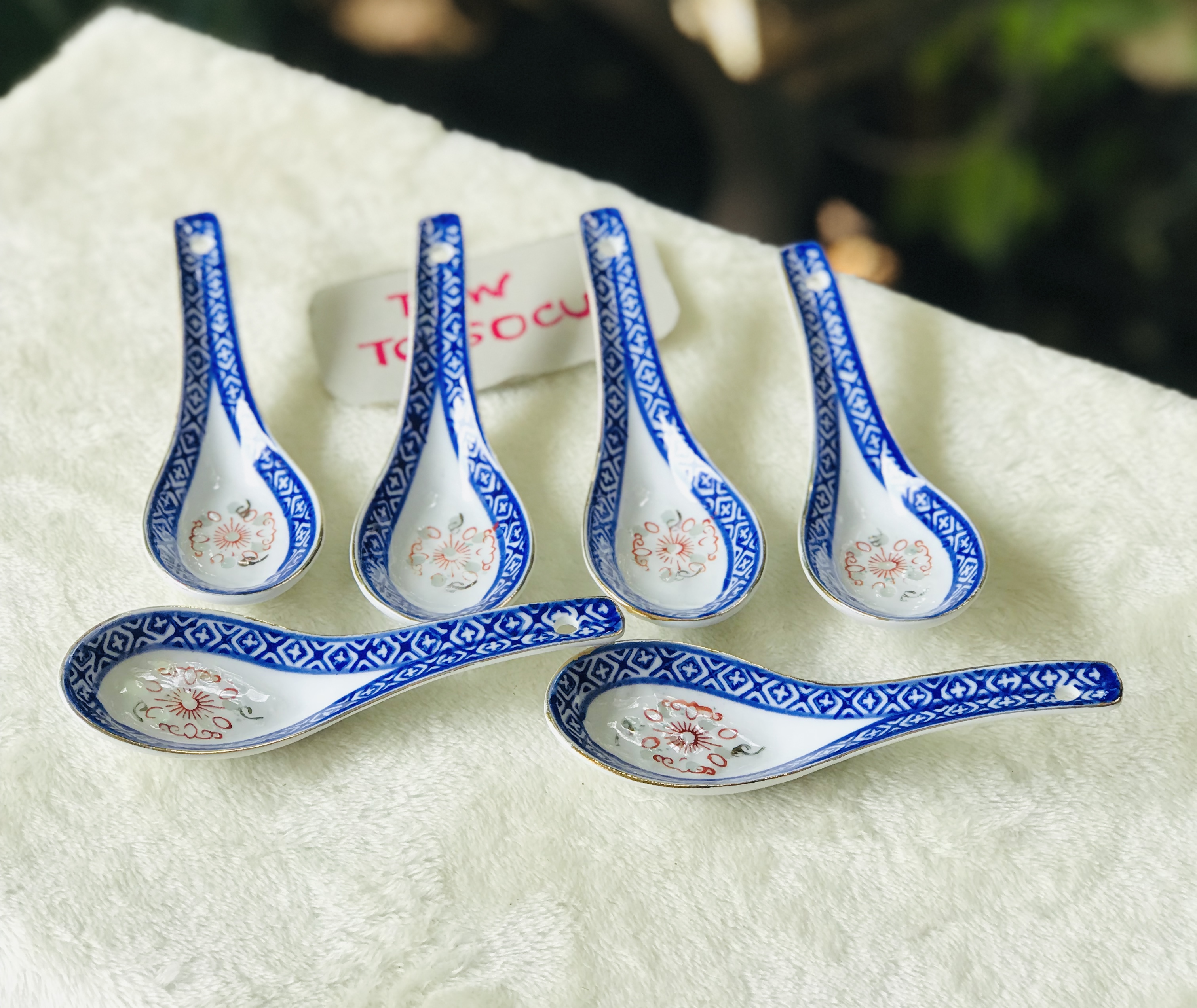 ￼เก่าเก็บ ชุด 6 คัน ช้อนกระเบื้องกังใส ลายเม็ดแตงแดง ขอบน้ำทองฉ่ำๆ