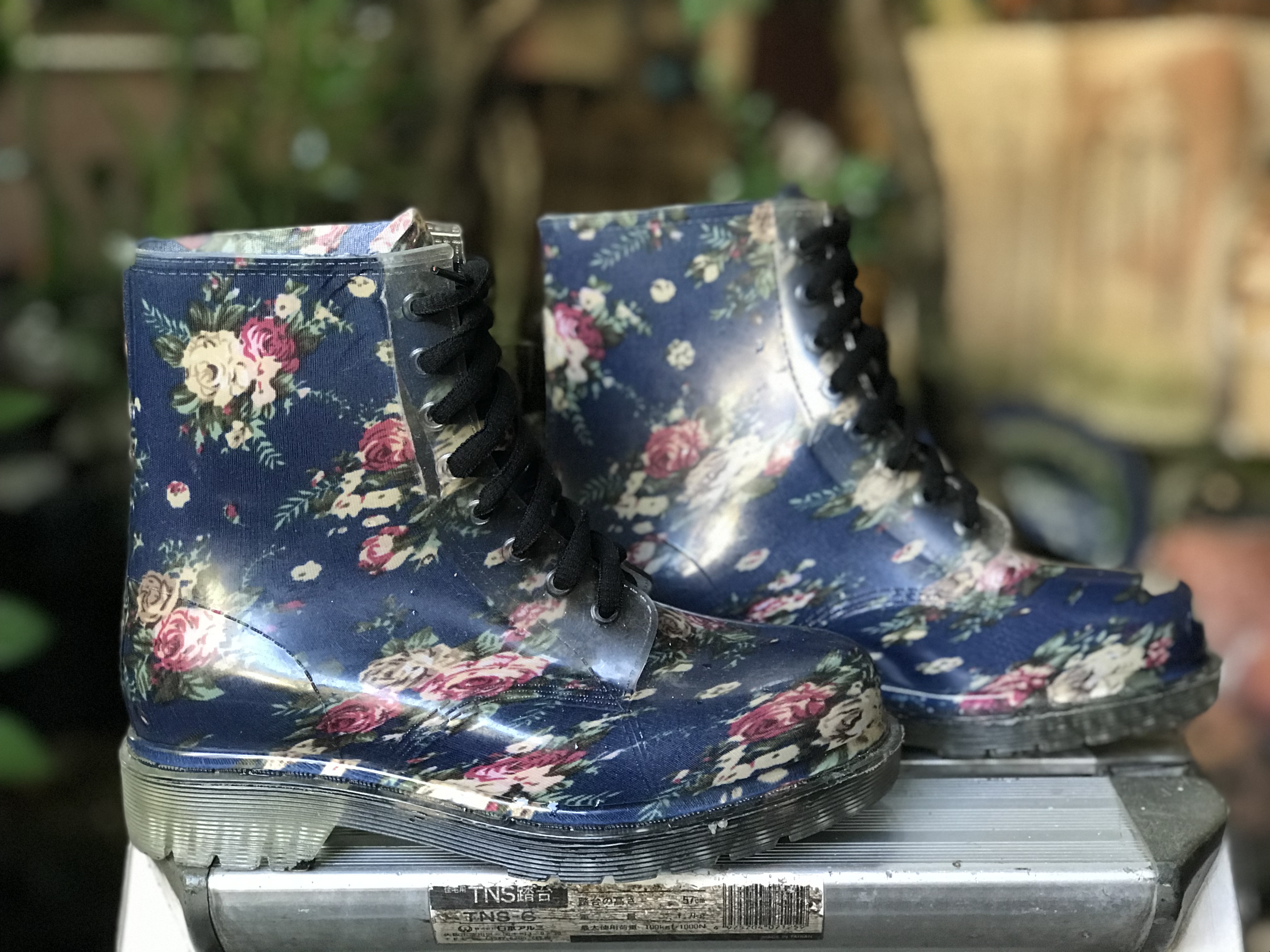 ￼สำหรับคนใส่เบอร์ 37-38 รองเท้าบูท พื้นน้ำเงินลายดอก Clear Vinyl Boots Navy Blue Floral Lace Up Water Resistant
