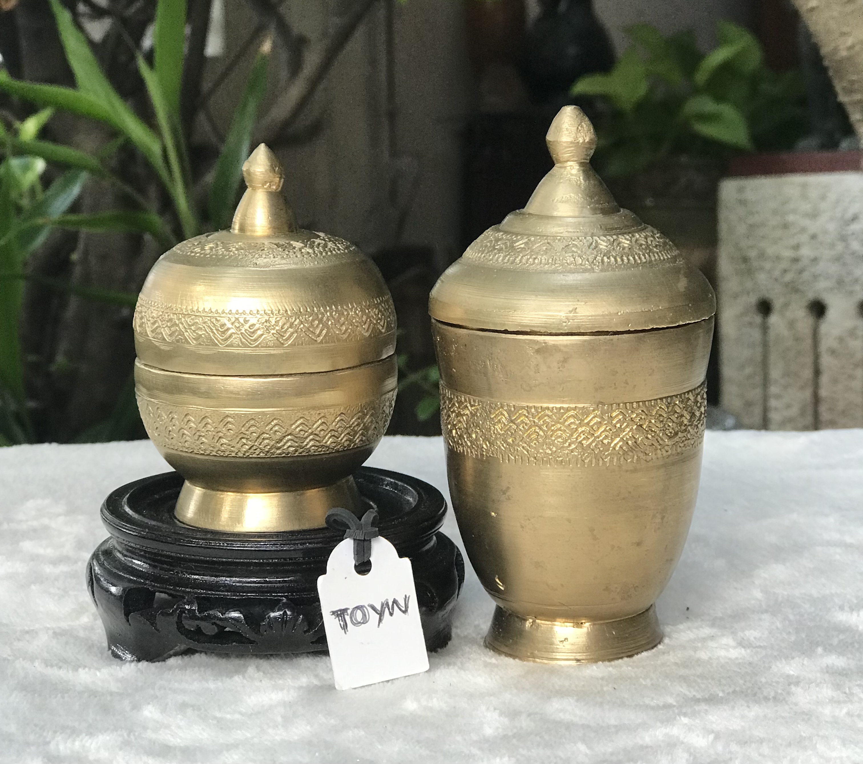 เริ่มต้น 690 บาท Antique Brass cement outlet เต้าปูนทองเหลืองโบราณ ตอกลาย หล่อหนาๆ งานประณีต สวยงามตามแบบไทย เต้าปูนสูง ขนาดลำตัว 2.8 นิ้ว ตัวเต้าสูง(รวมฝา) 4.9 นิ้ว เต้าปูนเตี้ย ขนาดลำตัว 2.7 นิ้ว ตัวเต้าสูง(รวมฝา) 3.5 นิ้ว