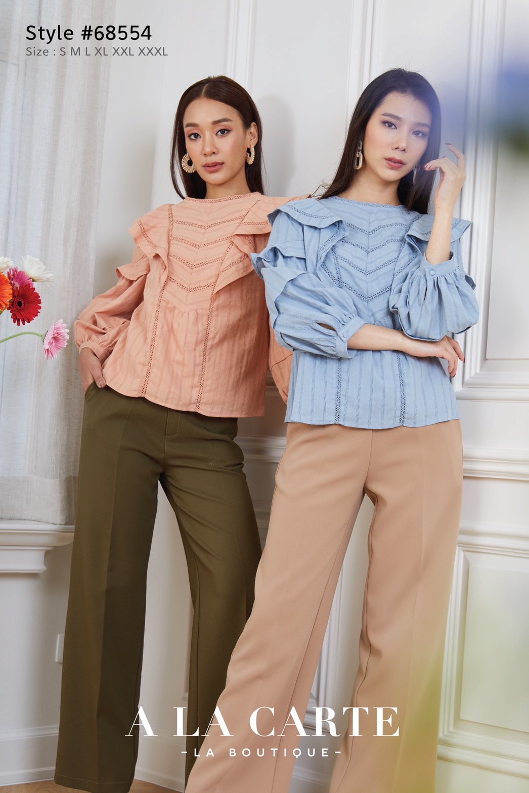 68554 เสื้อ A LA CARTE ผ้าคอตตอนแขน 5 ส่วนเนื้อนุ่มใส่สบาย แทรกทริมคอตตอนแบบชิ้นต่อแนววี กลางอกพร้อมเส้นตัดต่อด้านซ้ายขวา แขนตัดต่อระบายและเย็บเกล็ด สีขาว S-XL สีส้ม S-XL,3XL สีฟ้า S-XL