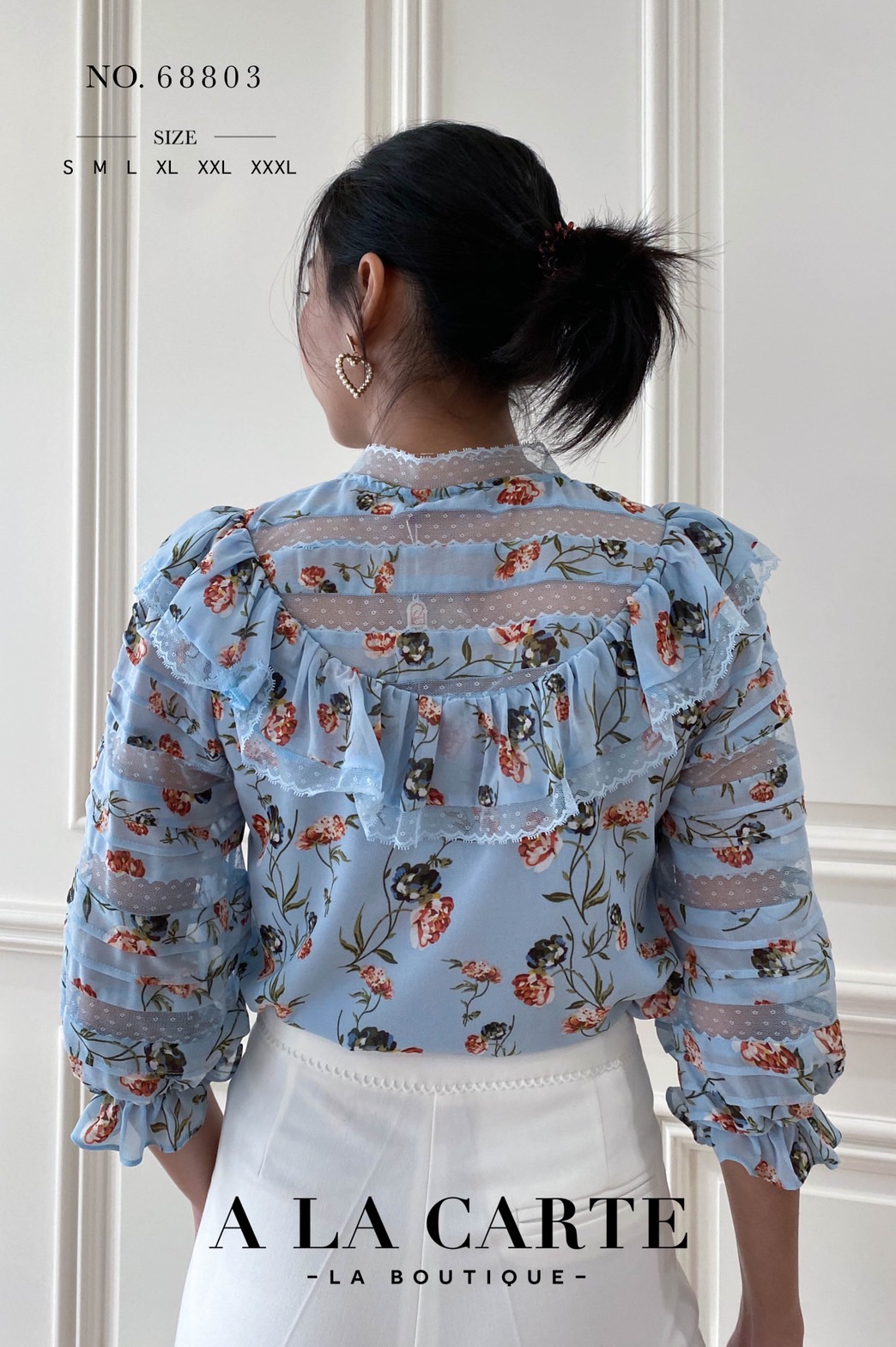 68803🍁A La Carte⚘️ 🍁เสื้อชีฟองพิมพ์ลาย ดีเทลตัดสลับทริมลูกไม้แบบชิ้นต่อชิ้น เรียงกันที่ช่วงอกและแขนเสื้อ คอปลดกระดุมได้ มีระบายโค้งรอบคอ แขนเสื้อ 3 ส่วนสม็อกยางยืดมีระบาย สีชมพู M สีฟ้า S สีดำ M,XL,2-XL
