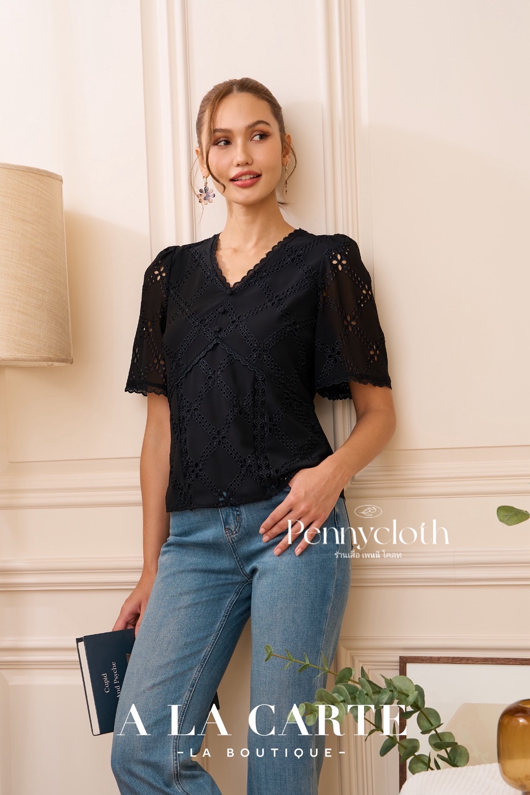 A La Carte รหัส 69834 เสื้อลูกไม้ชีฟอง งานปัก คอวี แขนสั้นแฟร์ สีดำ สีขาว สีโอวัลติน สีส้ม ( ขนาดเอวน้อยกว่าอก 2")