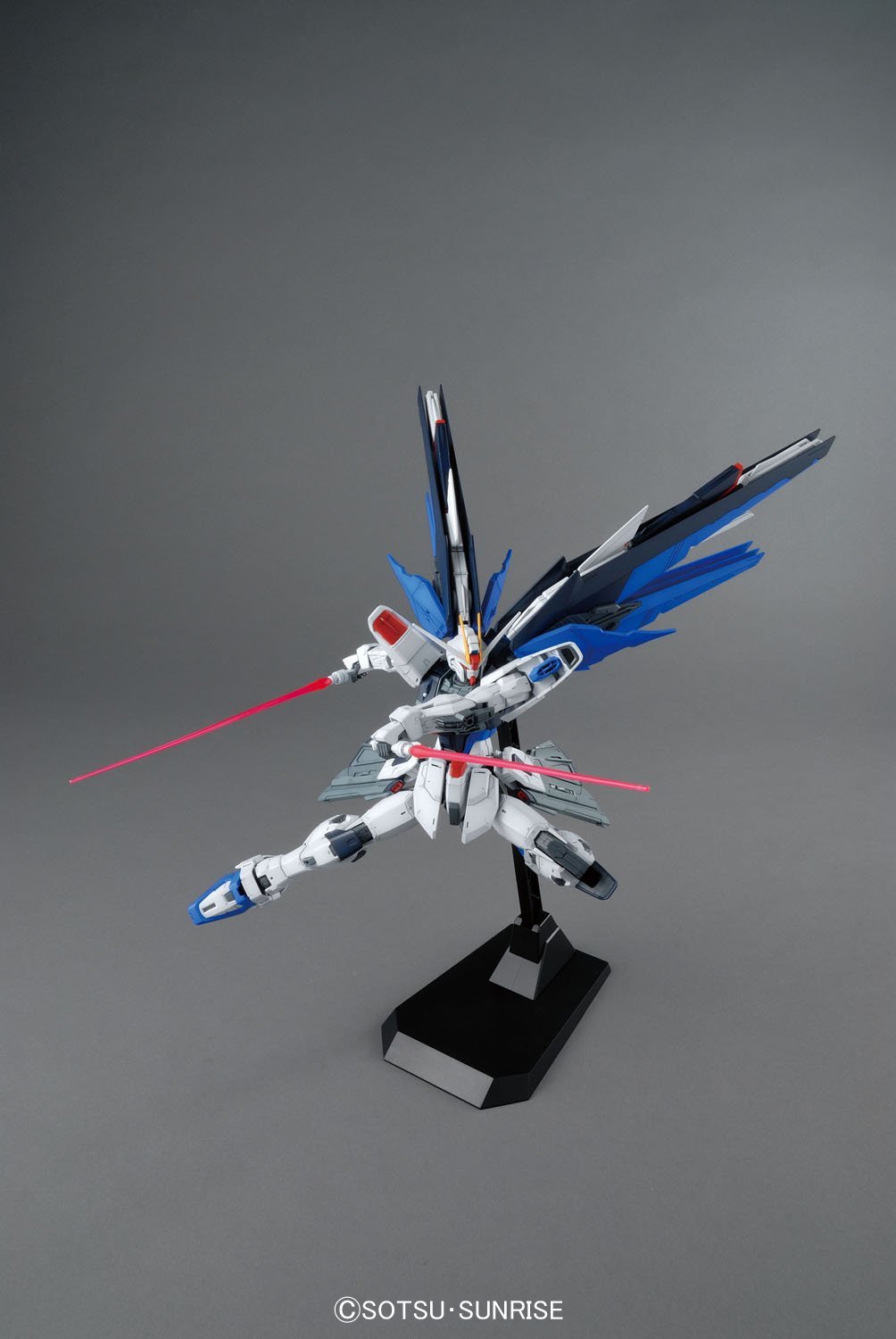 MG 1/100 ZGMF-X10A Freedom Gundam Ver. 2.0