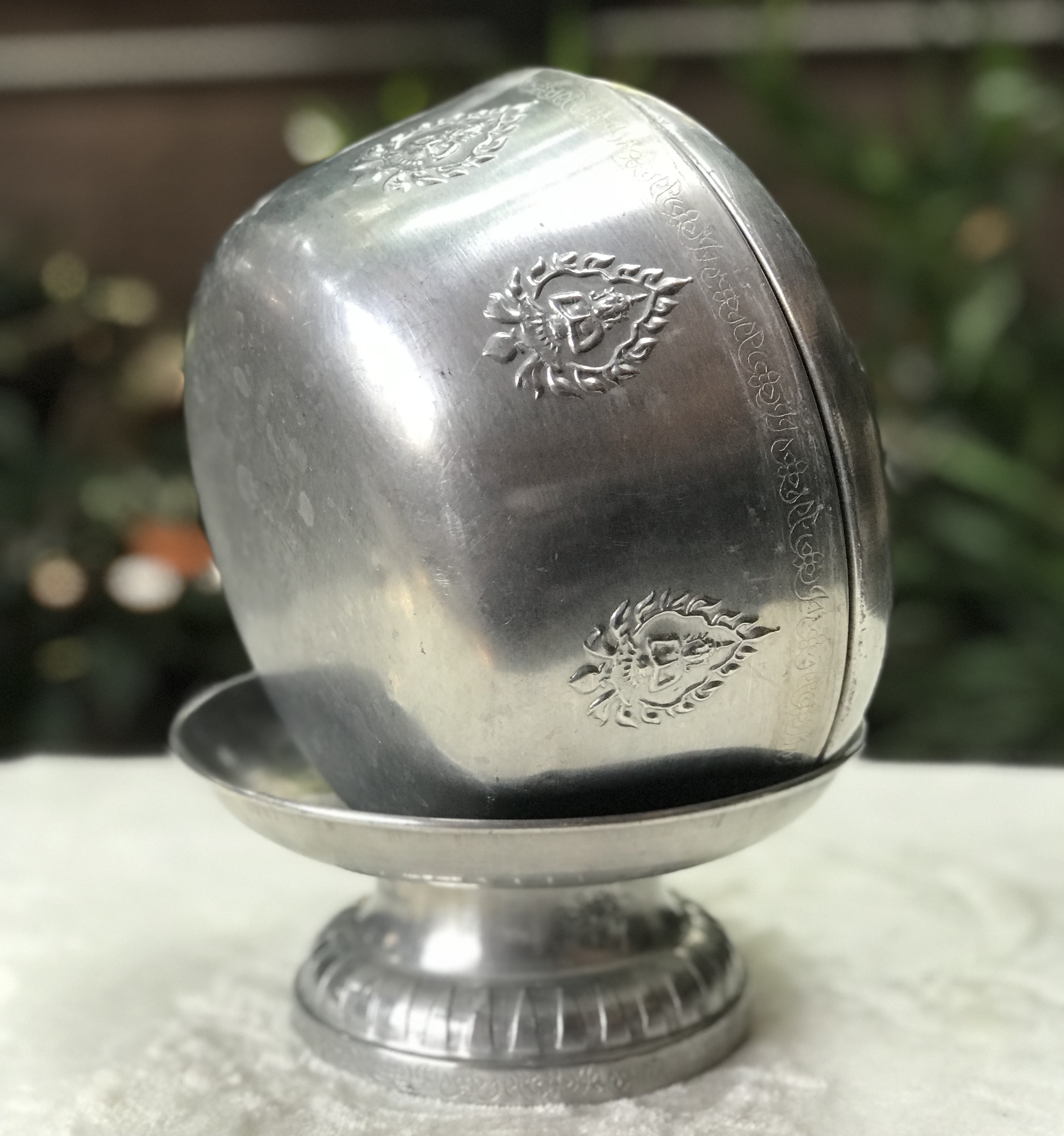 Antique Aluminum bowl ชุดบาตรโบราณ ขัน(น้ำมนต์) พานรอง พร้อมฝา เนื้ออลูมิเนียม ตอกลายเทพพนม