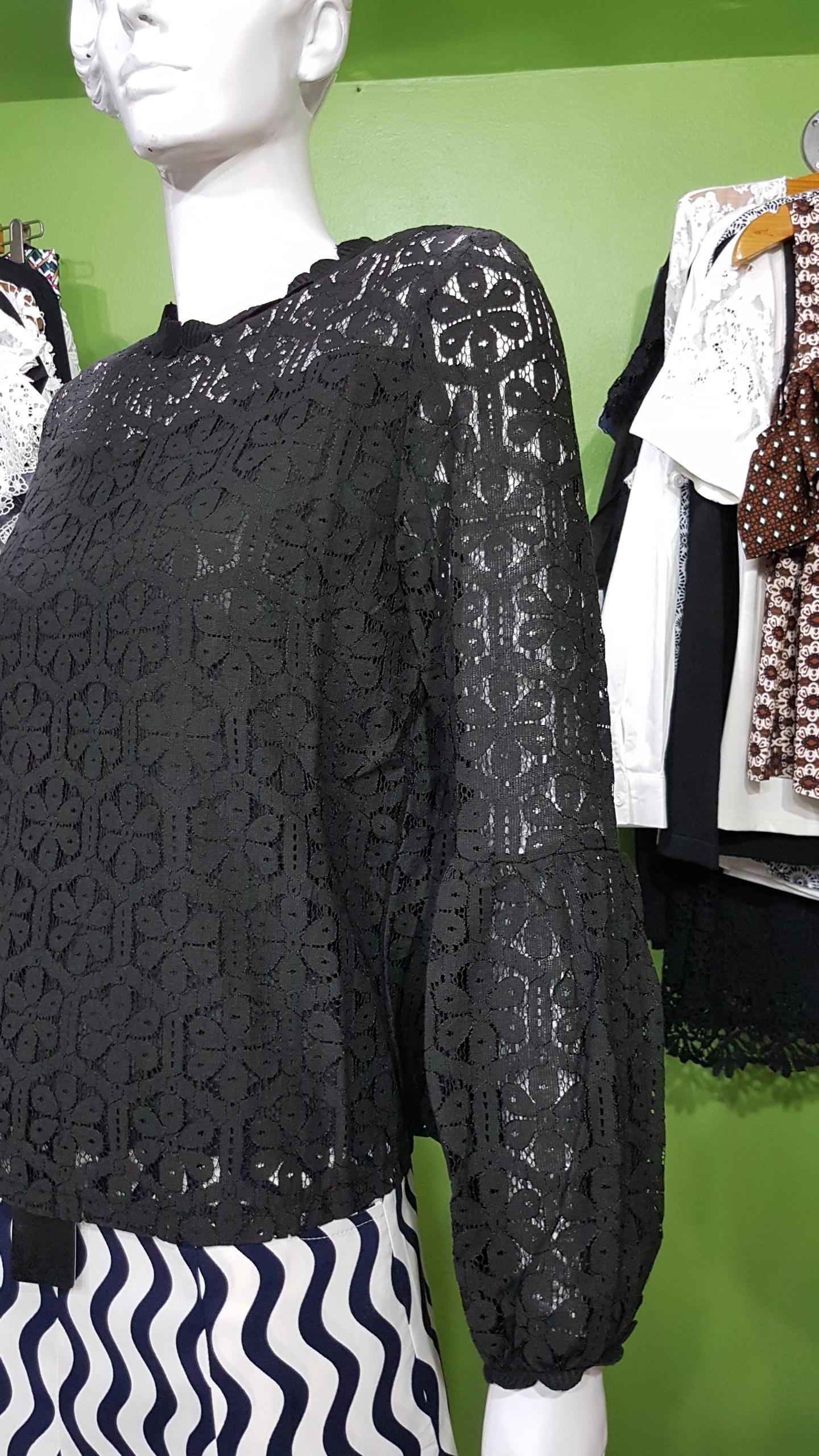 เสื้อลูกไม้แขนยาวสีดำ SO GOOD มีซับใน ( ผ้าไม่ยืดค่ะ ) ค่ะ