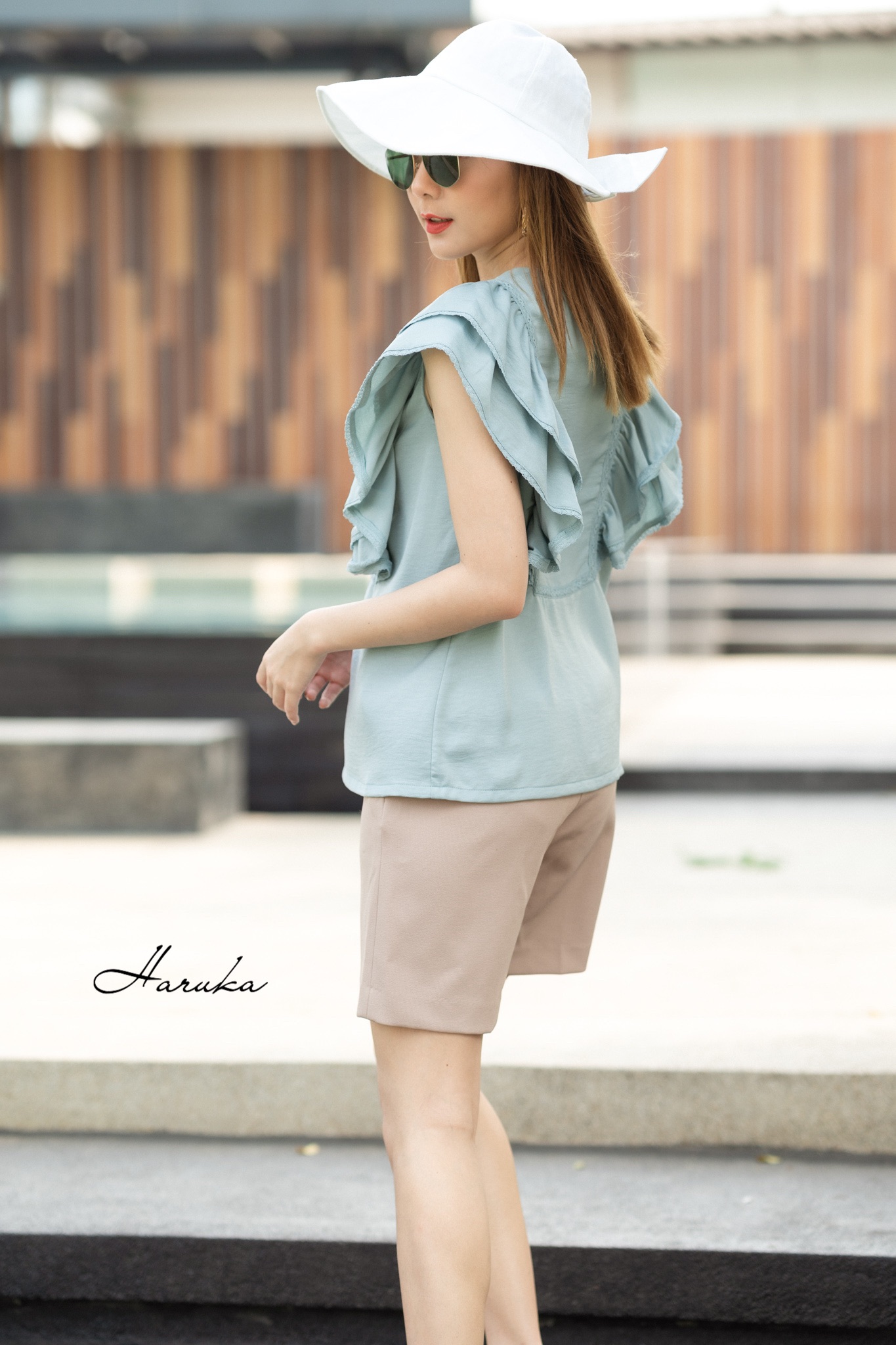 เสื้อคอตตอนผสม silk by HARUKA ผ้ามีความเงาสวยหรู ดีเทล ช่วงอกเย็บตีเกล็ด แซมผ้าลูกไม้เพิ่มความหวาน แขนระบาย 2 ชั้นต่อลูกไม้ เนื้อผ้าเย็นใส่สบาย แบบน่ารักมากค่ะ สีกรม L 40 ความยาวเสื้อ 25 นิ้ว