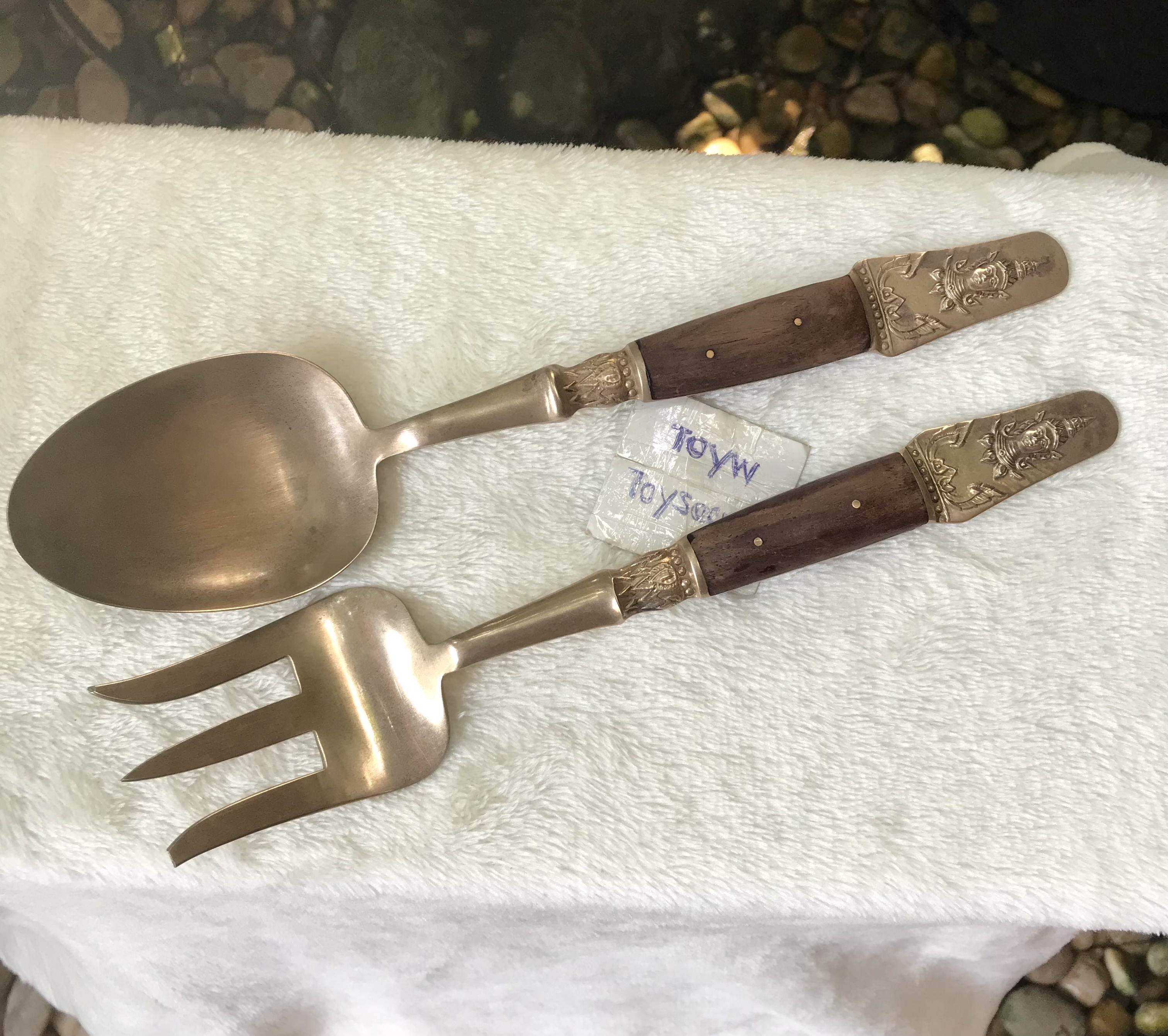 ตำหนิปลายส้อม ช้อนส้อมสลัดทองเหลืองด้ามไม้ ลายเทพพนม Vintage brass salad fork and spoon/Serving Set Fork And Spoon