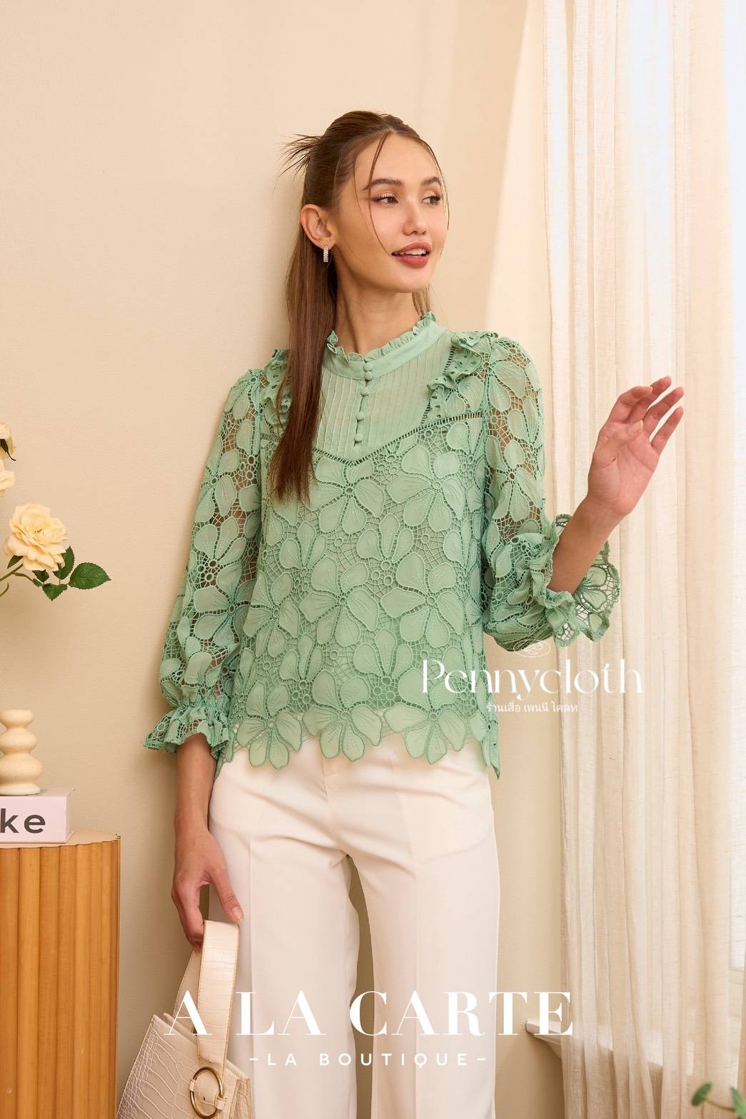 A La Carte เสื้อลูกไม้รุ่นใหม่ งานปักฉลุเซาะ ผ้าชีฟอง คอกลม แขน 4 ส่วน รหัส 69909