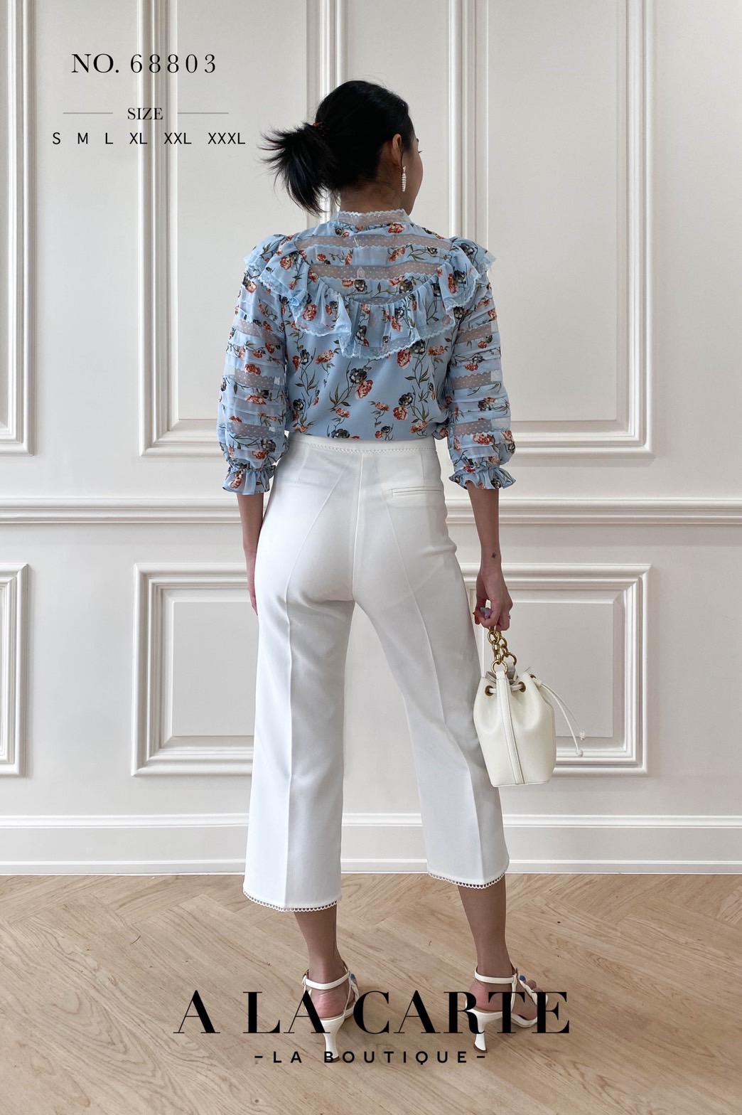 68803🍁A La Carte⚘️ 🍁เสื้อชีฟองพิมพ์ลาย ดีเทลตัดสลับทริมลูกไม้แบบชิ้นต่อชิ้น เรียงกันที่ช่วงอกและแขนเสื้อ คอปลดกระดุมได้ มีระบายโค้งรอบคอ แขนเสื้อ 3 ส่วนสม็อกยางยืดมีระบาย สีชมพู M สีฟ้า S สีดำ M,XL,2-XL