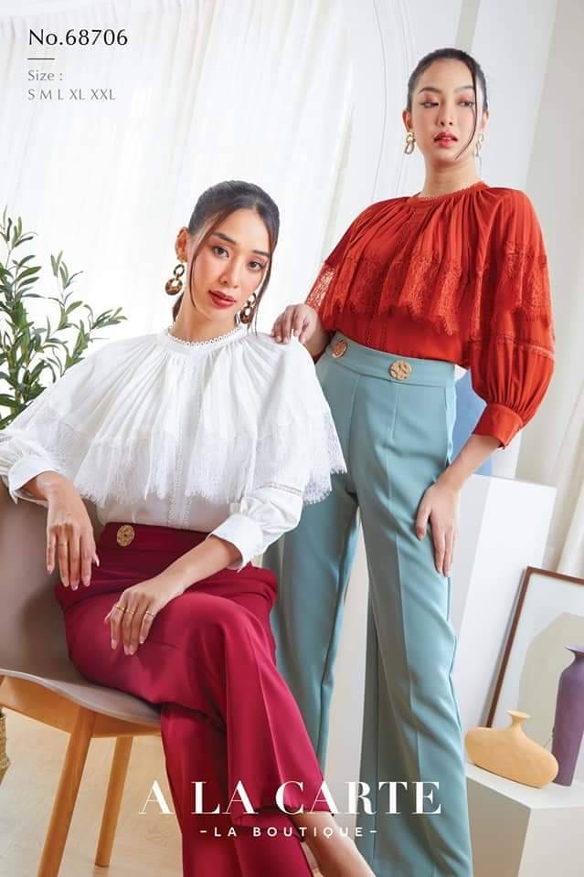 68706 เสื้อ A LA CARTE ผ้าจอเจียร์เนื้อบางใส่สบาย ดีไซน์คลุมไหล่ผ้าอัดพลีทต่อผ้าลูกไม้เนื้อนุ่มเป็นเชิงรอบตัว ต่อทริมที่กลางลำตัว ทรงแขน 4 ส่วน ขอบแขนมีกระดุม แทรกผ้าลูกไม้ที่แขน สีส้ม M,XL,2XL สีขาว M-XL