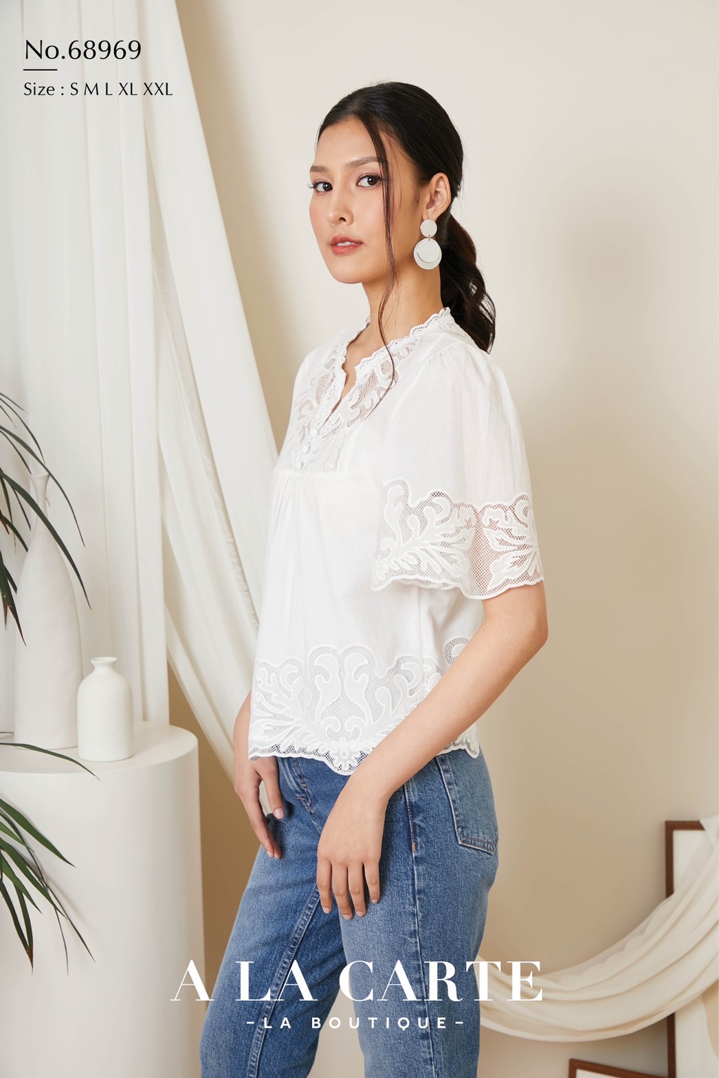 68969🌺A La Carte🦋เสื้อคอตตอนแขนสั้น เนื้อนุ่มคลายตัว คอกลมผ่าวีหน้าแแต่งด้วยเชิงลูกไม้ ช่วงอกตัดต่อด้วยลูกไม้งานปักฉลุ ชายเสื้อปักรอบตัว แขนทรงแฟร์ช่วยพรางต้นแขน🌹สีขาว L แดง S,L,2XL เขียว S,L