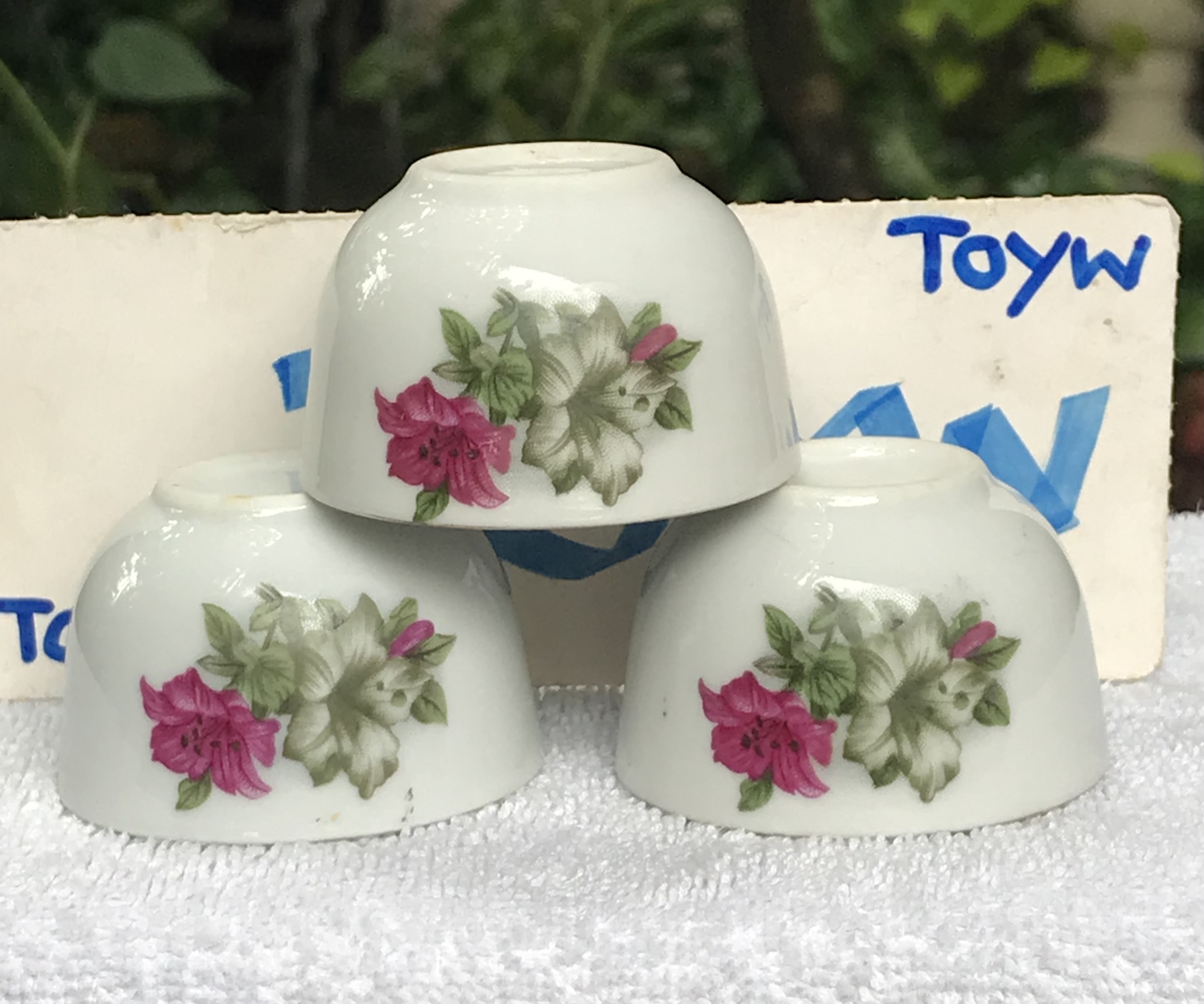 งานเก่าน่าใช้ น่าสะสม ชุด 3 ชิ้น จอกน้ำชา ถ้วยน้ำชาลายดอกผักบุ้ง ขนาดกว้าง 2 นิ้ว ไม่บิ่น ไม่แตก ไม่ร้าว