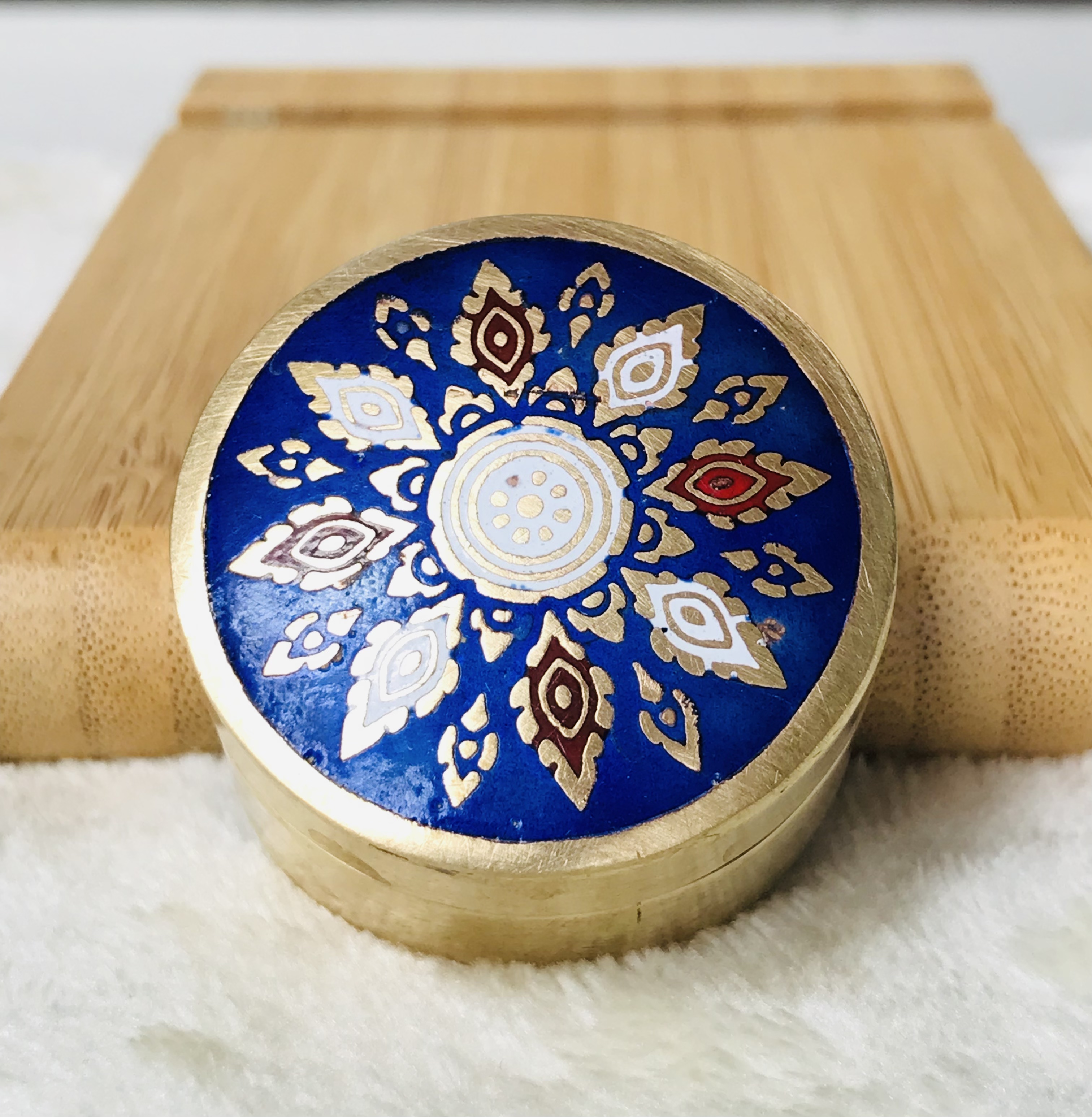 เก่ากว่า 30 ปี ตลับทองเหลืองลงยา ตลับขี้ผึ้งทองเหลืองลงยา ใส่ของมงคล มวลสาร Antique Enameled brass case