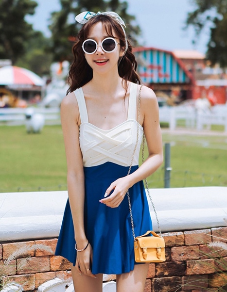 ***พรีออเดอร์***บิกินี่ชุดว่ายน้ำวันพีซ one-piece สีขาวครีมตัดต่อกระโปรงสีน้ำเงินอมฟ้า เล่นดีเทลแต่งลายสานกันช่วงอก กระโปรงกางเกงด้านใน สดใสน่ารักรับลมทะเล สวยเหมือนแบบค่ะ