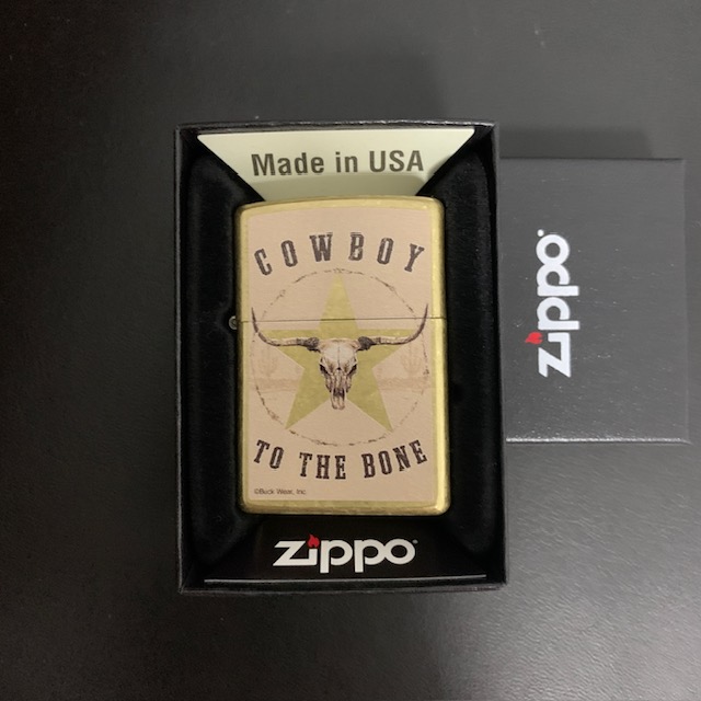 Zippo 48937 Buck Wear Cowboy To The Bone Street Brass Features a Bold Color ซิปโป้ของแท้จากอเมริกา สินค้ามือหนึ่ง ยังไม่ผ่านการใช้งานใดใด จึงยังไม่มีการเติมน้ำมัน หากต้องการใช้งานควรเติมด้วยน้ำมัน ซิปโป้แท้เท่านั้น เพื่อยีดอายุการใช้งานไฟแช็คของท่าน ให้มี
