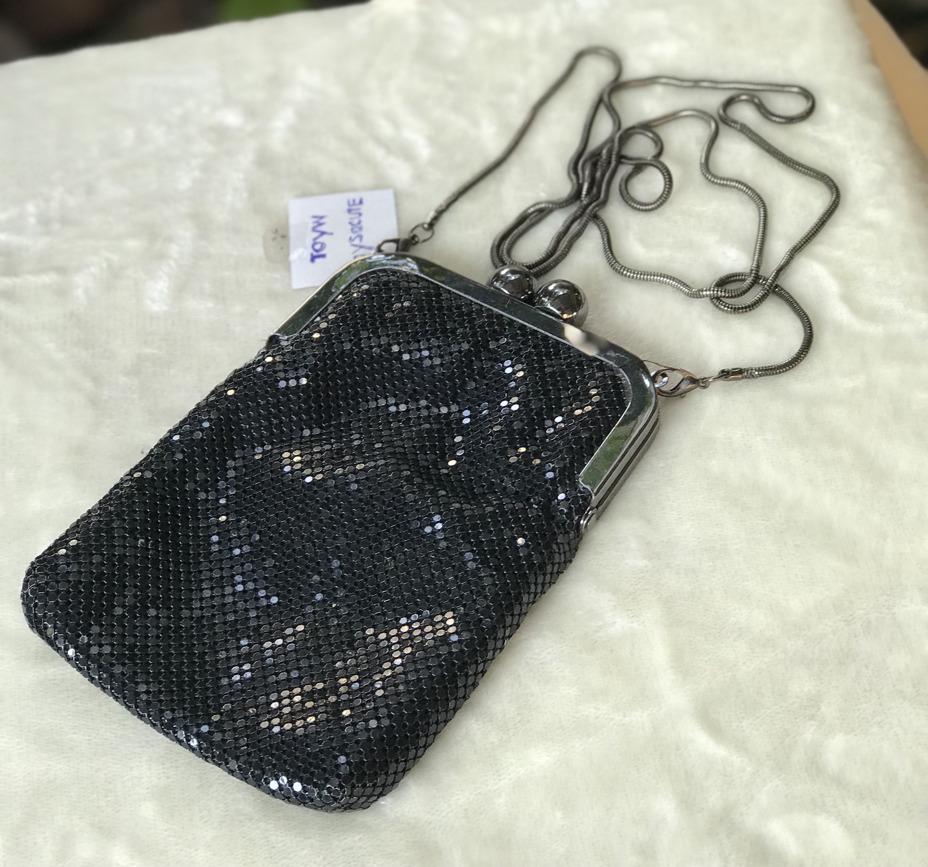 มือสอง กระเป๋าสะพายข้าง เลื่อมสีดำวิ้งๆเล่นแสง ขนาดกะทัดรัด ใส่โทรศัพท์มือถือ หรืออื่นๆ ขนาดกว้าง 5 นิ้ว ยาว(ไม่รวมสาย) 7.2 นิ้ว