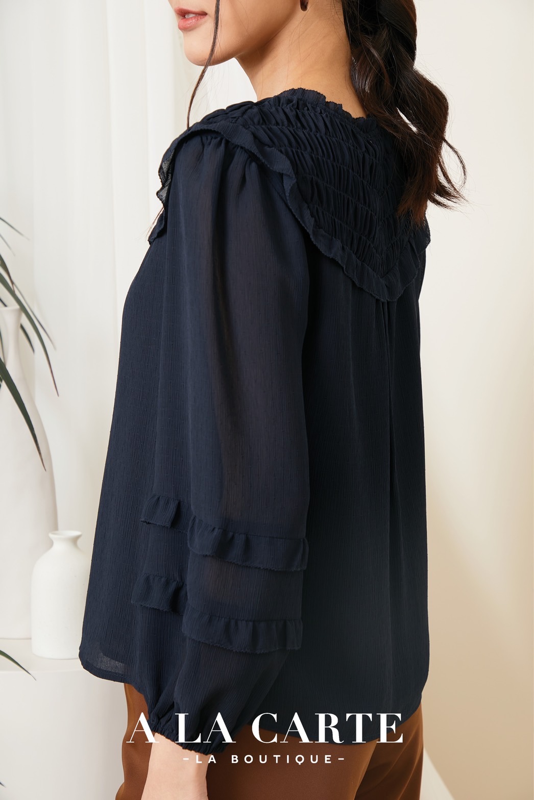 68986 A La Carte เสื้อชีฟองสีพื้นเนื้อเยื่อไม้เท็กเจอร์จุดในตัว สม็อกช่วงอกหน้าหลัง ทรงคอกลมผ่าวีผูกโบว์ปรับผูกเองได้ ทรงแขนยาว ตัดต่อระบาย 2 ชั้นใส่ยางยืดที่ขอบแขน สีขาว M,L,2XL เขียว L กรม S,M,XL