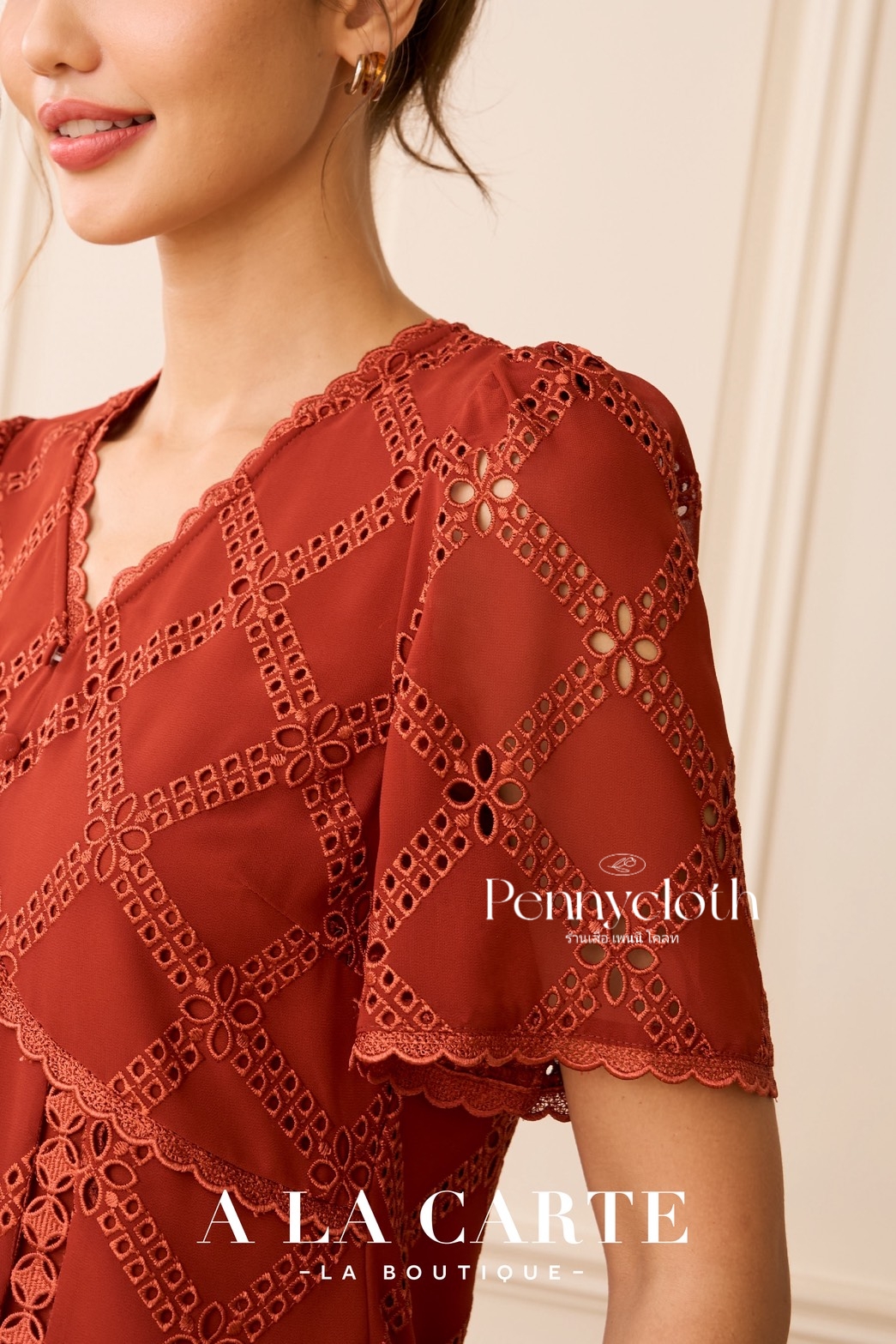 A La Carte รหัส 69834 เสื้อลูกไม้ชีฟอง งานปัก คอวี แขนสั้นแฟร์ สีดำ สีขาว สีโอวัลติน สีส้ม ( ขนาดเอวน้อยกว่าอก 2")