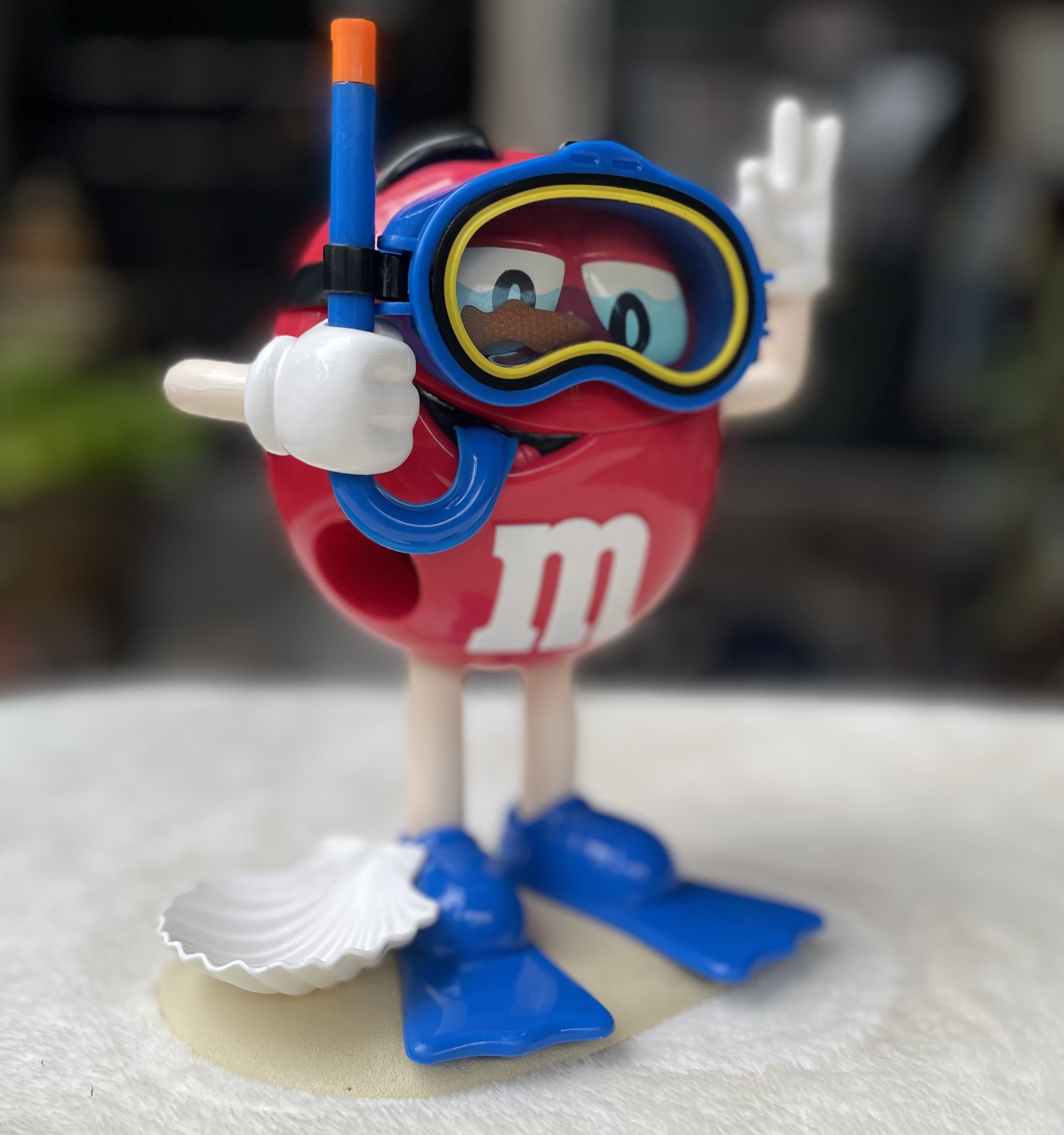 โมเดล ตุ๊กตา M&M เอ็ม แอนด์ เอ็ม นักดำน้ำสกูบา ฝาหลังเปิดได้ แขนกดขยับได้ M&M's Red Scuba Diver Candy Dispenser