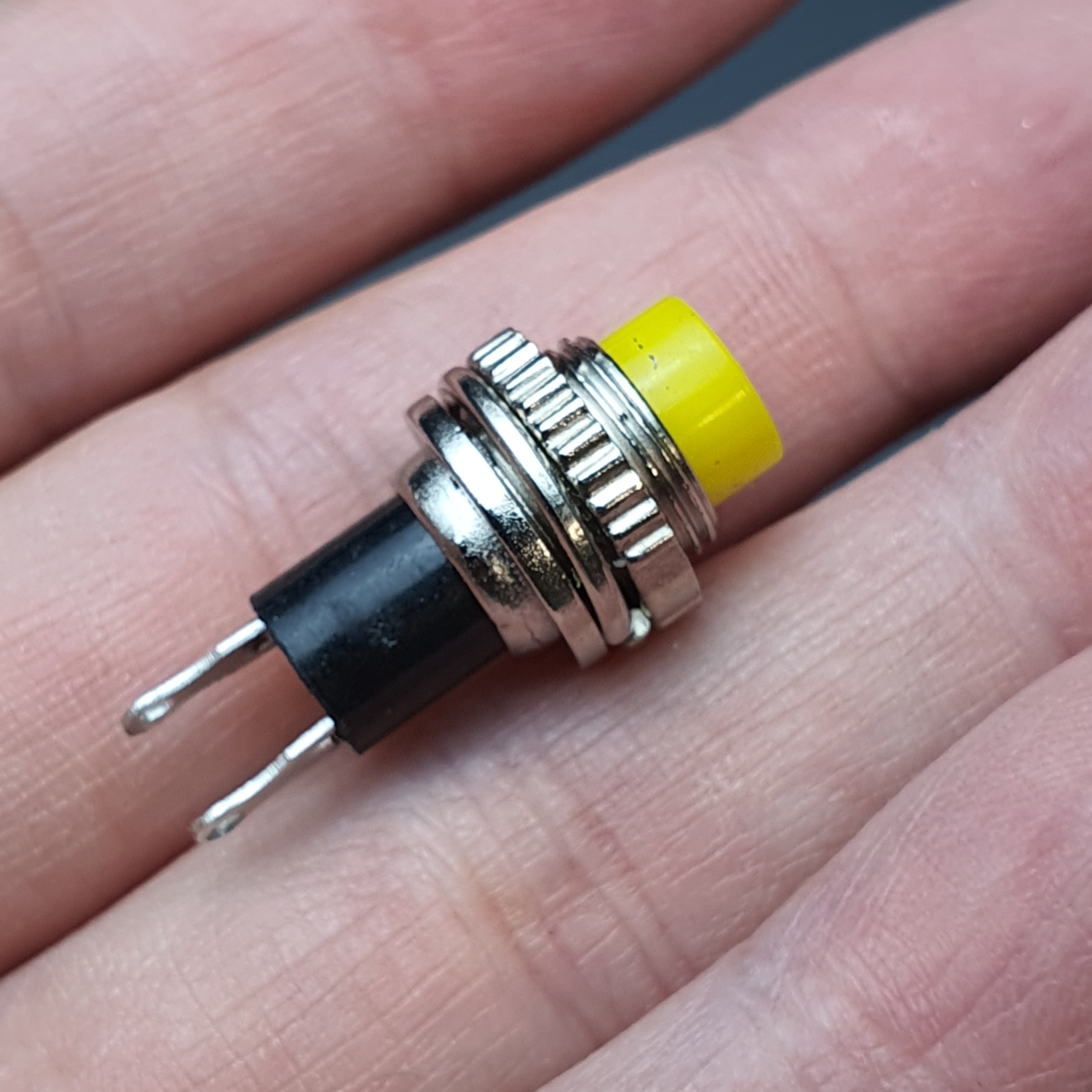 สวิตช์ กดติด/ปล่อยดับ DS-314 10mm (สีเหลือง) 1 ชิ้น