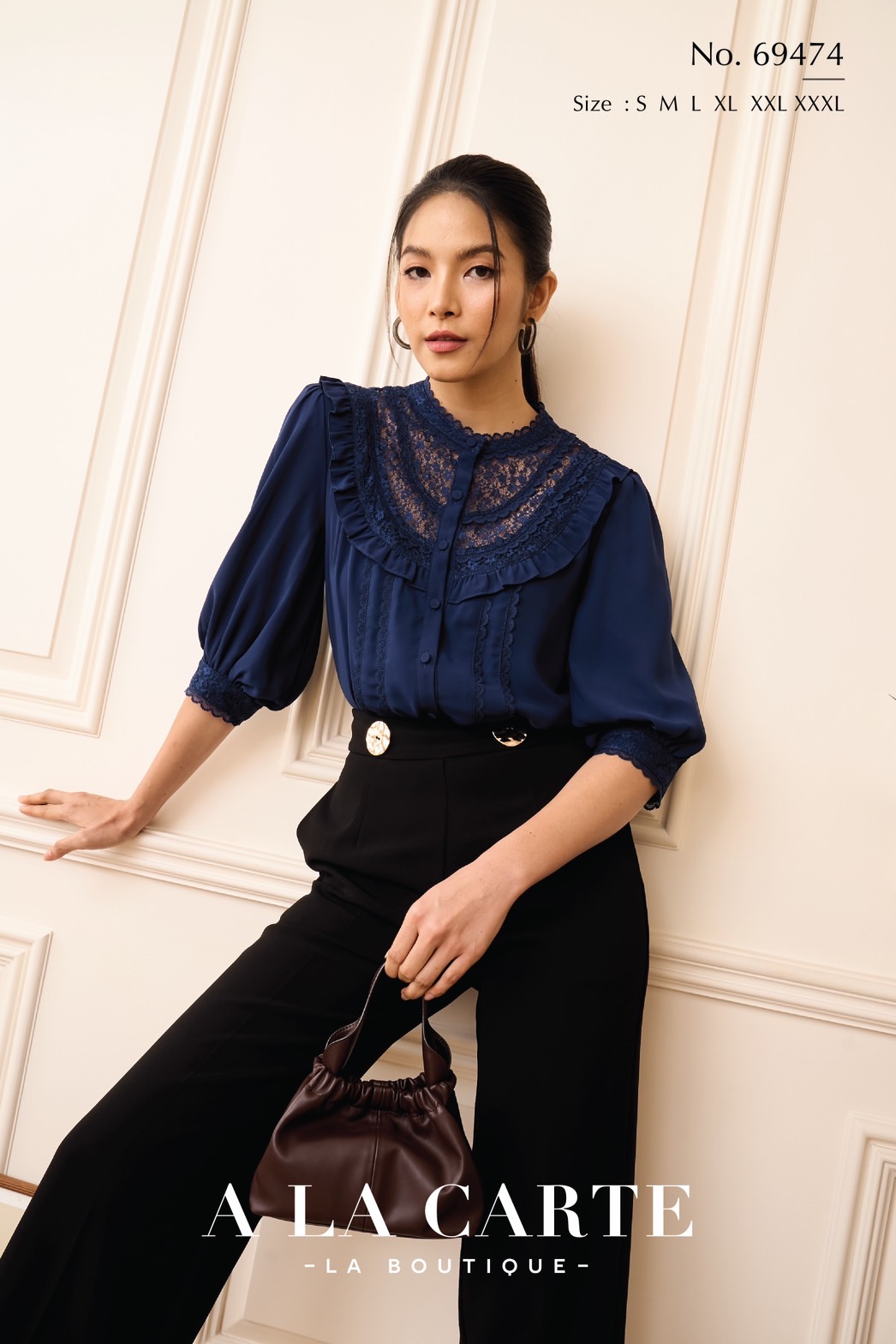69474 เสื้อ A La Carte ชีฟองแขน 3 ส่วน แต่งทริมลูกไม้ช่วงอก และเสียบระบายรอบ มีกระดุมหน้า แทรกเชิงทริมที่ลำตัว ขอบแขนผ้าลูกไม้ มีซับใน สีขาว S-L,2XL,3XL สีน้ำตาล S,L,XL,3XL สีกรม M,3XL