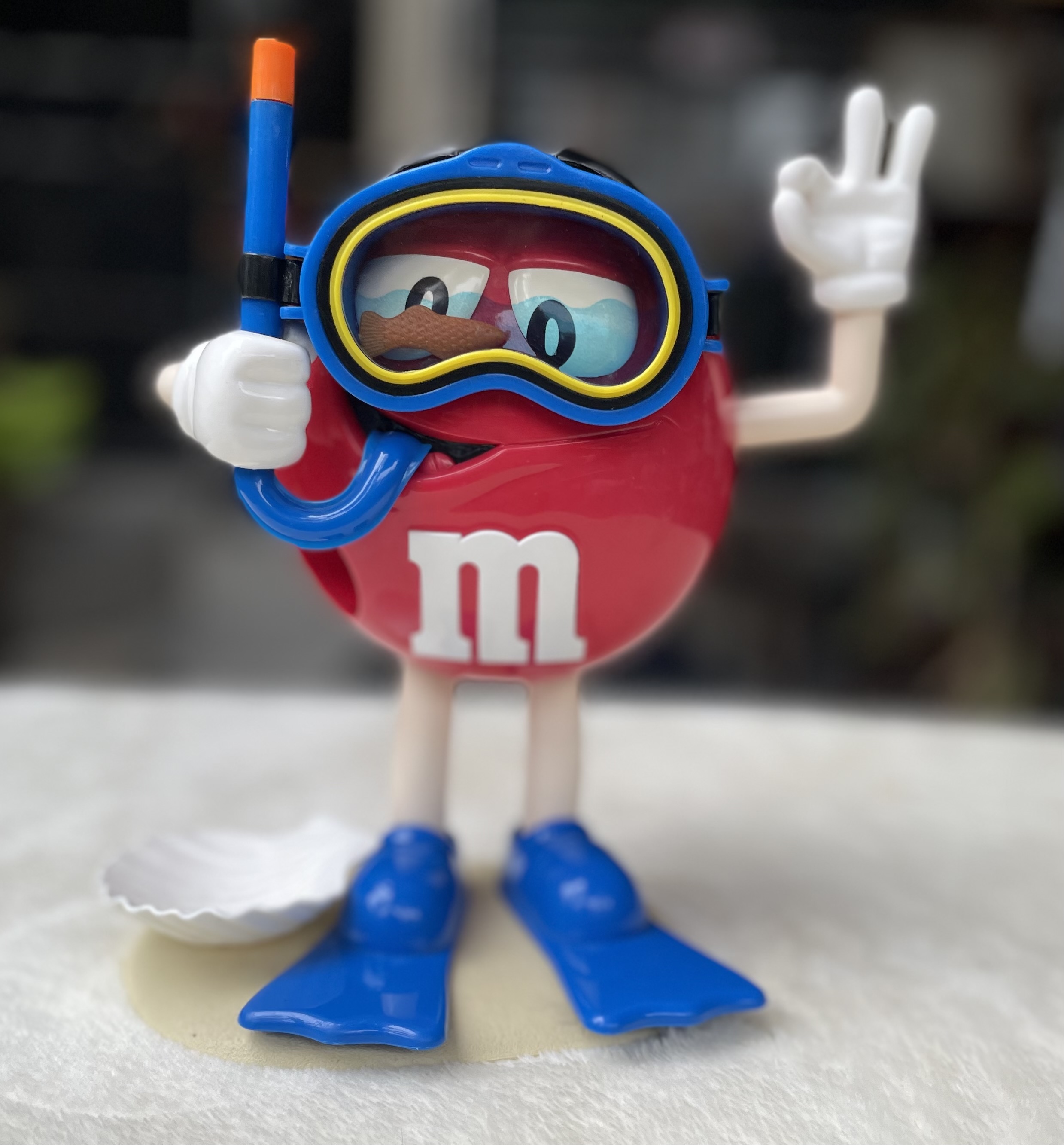 โมเดล ตุ๊กตา M&M เอ็ม แอนด์ เอ็ม นักดำน้ำสกูบา ฝาหลังเปิดได้ แขนกดขยับได้ M&M's Red Scuba Diver Candy Dispenser