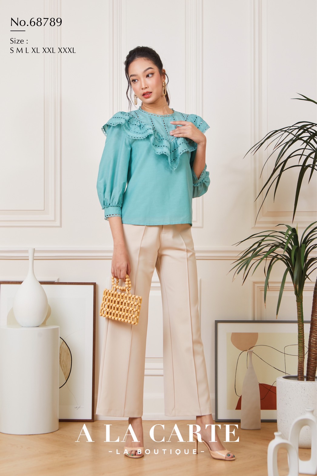 68789 เสื้อ A LA CARTE ผ้าคอตตอนกึ่งซิลด์แขน 3 ส่วน เนื้อสวยใส่สบาย ตัดต่อวีช่วงอกแทรกด้วยทริมลูกไม้ ระบายเป็นวอลลุ่ม ขอบแขนแทรกทริมลูกไม้ สีครีม XL-2XL สีเขียว S , XL,2XL