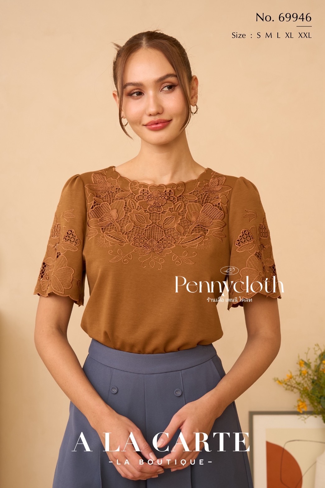A La Carte เสื้อยืด รหัส 69946 คอกลมปาด แขนสั้นแฟร์ งานปักฉลุ ดอกป๊อบ ( S 38,M 40 , L 42 , XL 44 , 2XL 46" )