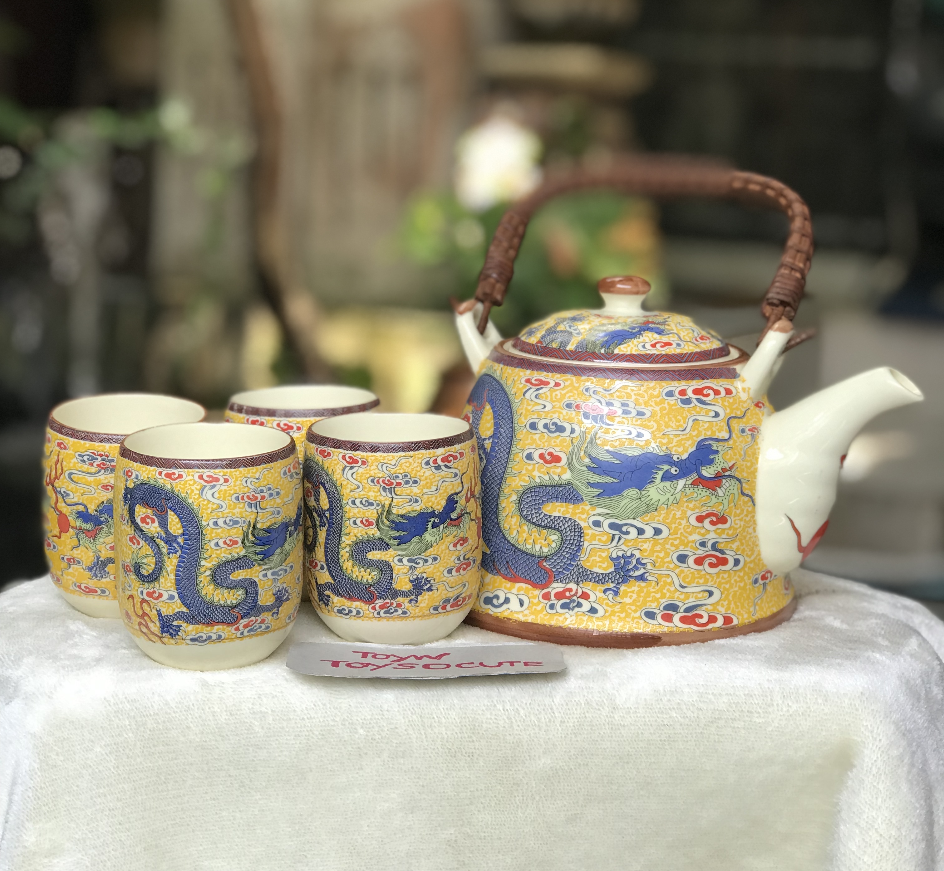 ￼Porcelain Tea Pot Set ไม่รวมกี๋ กาน้ำชาเนื้อกระเบื้องพร้อมจอก ลายมังกรห้าเล็บ สีเหลือง หูจับหวาย
