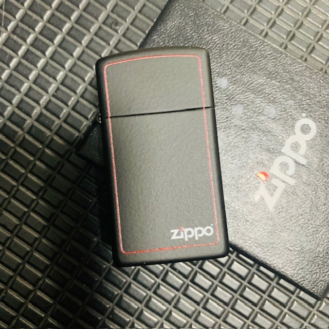 Zippo1618ZB Slim Black Matte Logo & Border ของแท้นำเข้าจากอเมริกา บรรจุในกล่องอย่างดี สินค้าใหม่ยังไม่เติมน้ำมัน