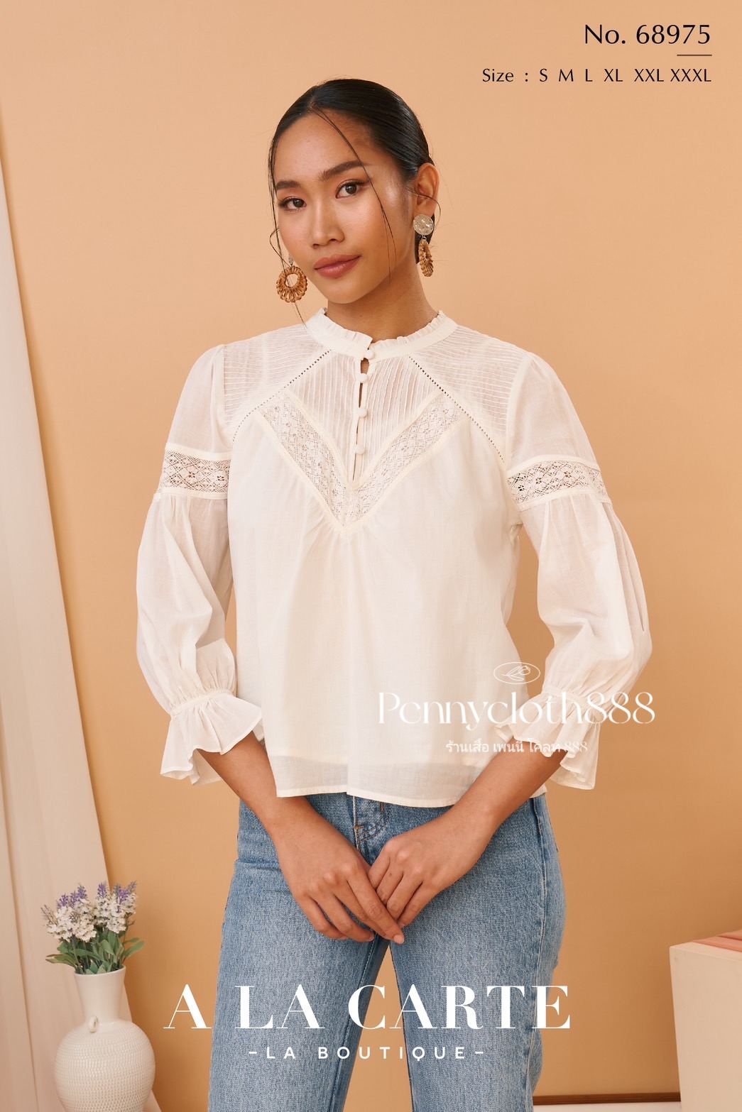 68975 เสื้อ Alacarte คอตตอนเนื้อนุ่มใส่สบาย คอกลม ติดกระดุม มีระบาย ตีเกล็ดแทรกทริมลูกไม้ มีซับใน