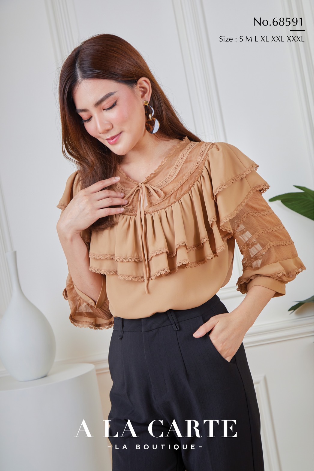 68591 A LA CARTE เสื้อผ้าจอเจียร์สีแขน 3 ส่วน เนื้อเนียนมีน้ำหนักใส่สบาย ช่วงคอตัดต่อด้วยผ้าเนื้อเยื่อไม้ เย็บกดเส้นทริมเรียง ต่อระบายผ้า 2 ชั้น ด้านหน้ามีผ่าผูกโบว์ แขนตัดต่อผ้าทรงพอง สีชมพู น้ำตาล S,L,XL ขาว M-2XL