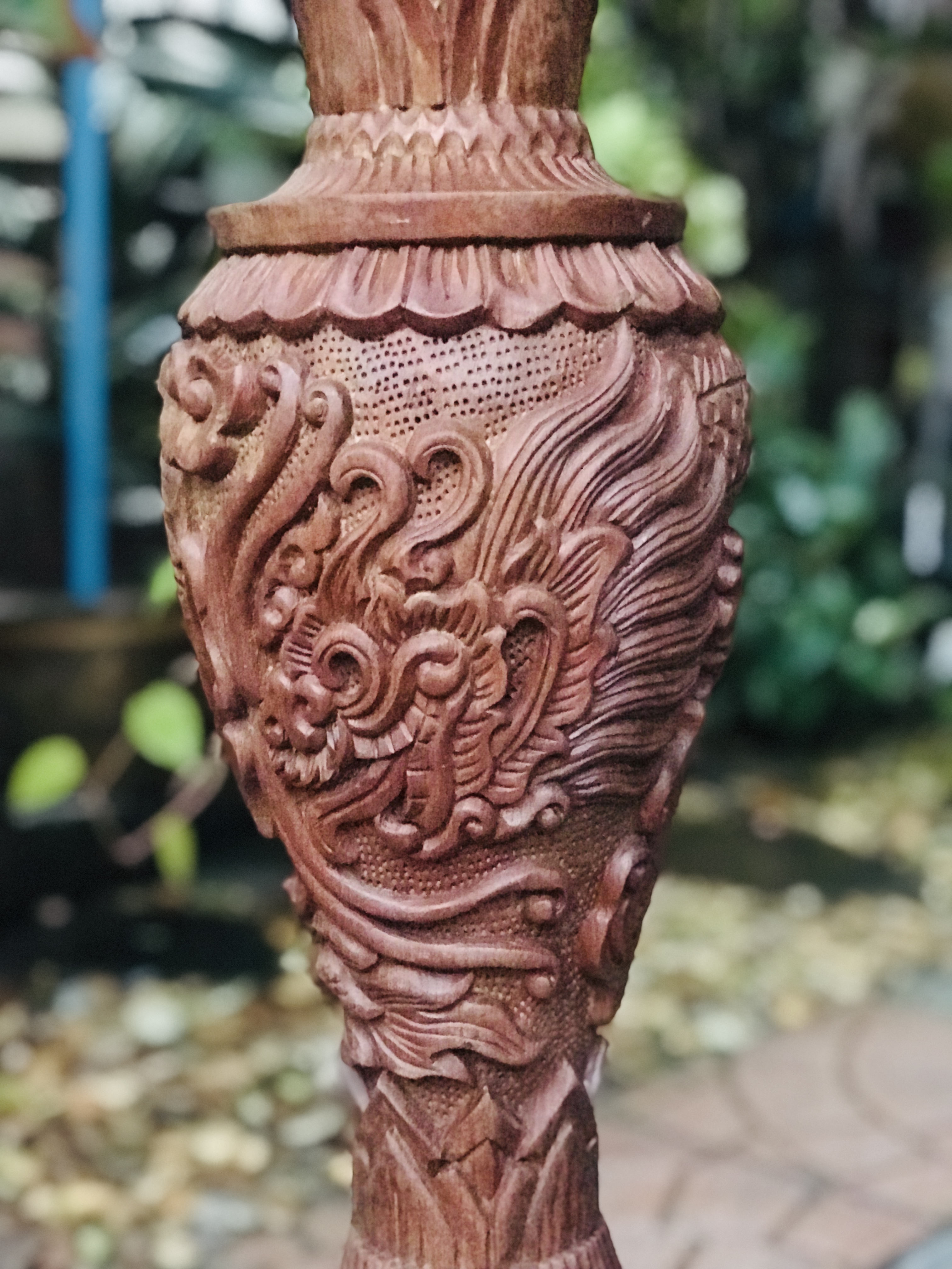 ทักสอบถามราคานะคะ งานเก่า แจกันไม้สักกลึง แกะลายมังกรพันรอบ ขนาดกว้าง 20 ซม สูง 79 ซม