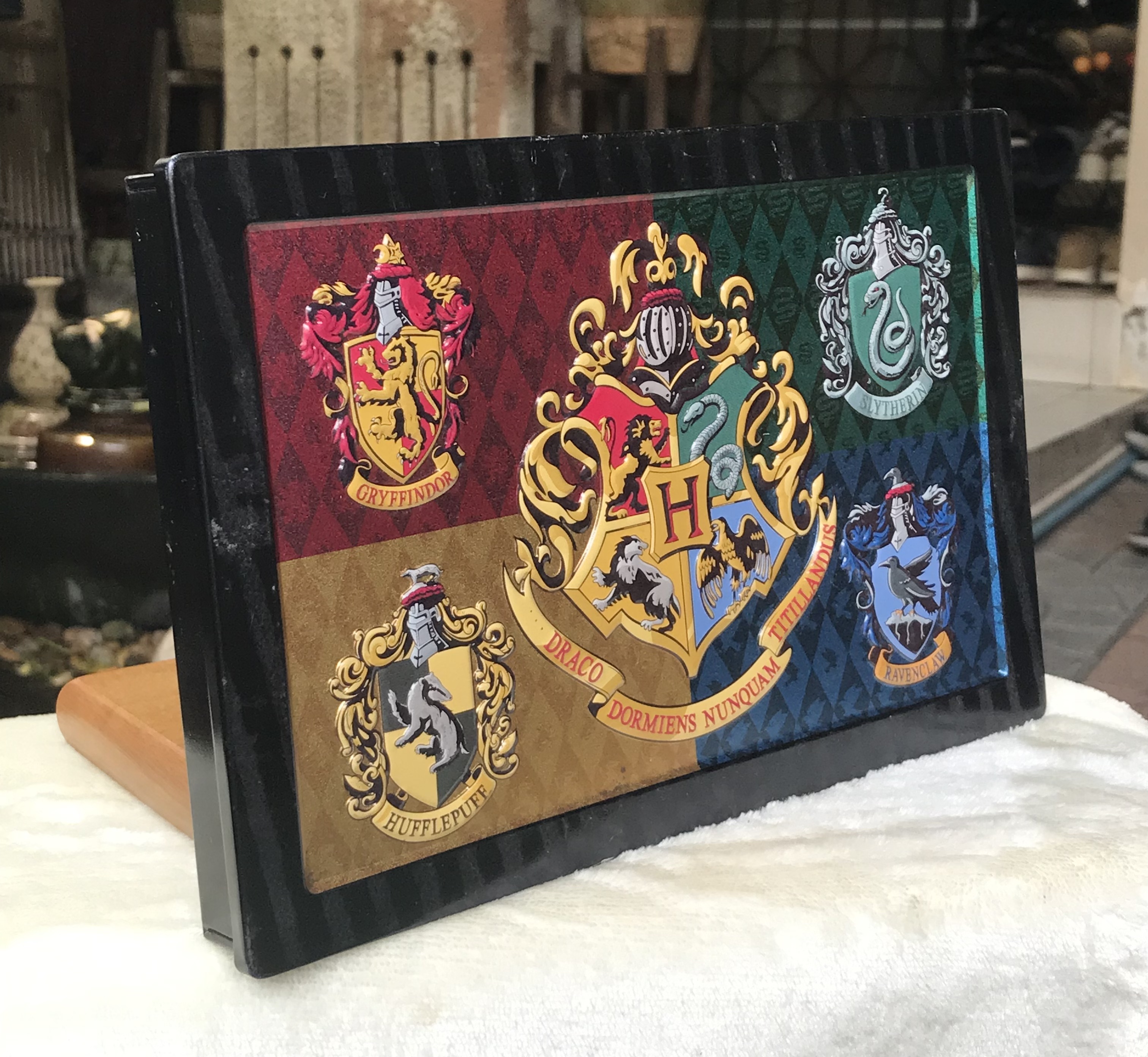 กล่องโลหะแฮรี่พอตเตอร์ ฝาลายปั๊มนูน กล่องขนม Universal Studios Japan USJ Harry Potter Can Chocolate Rare Hogwarts