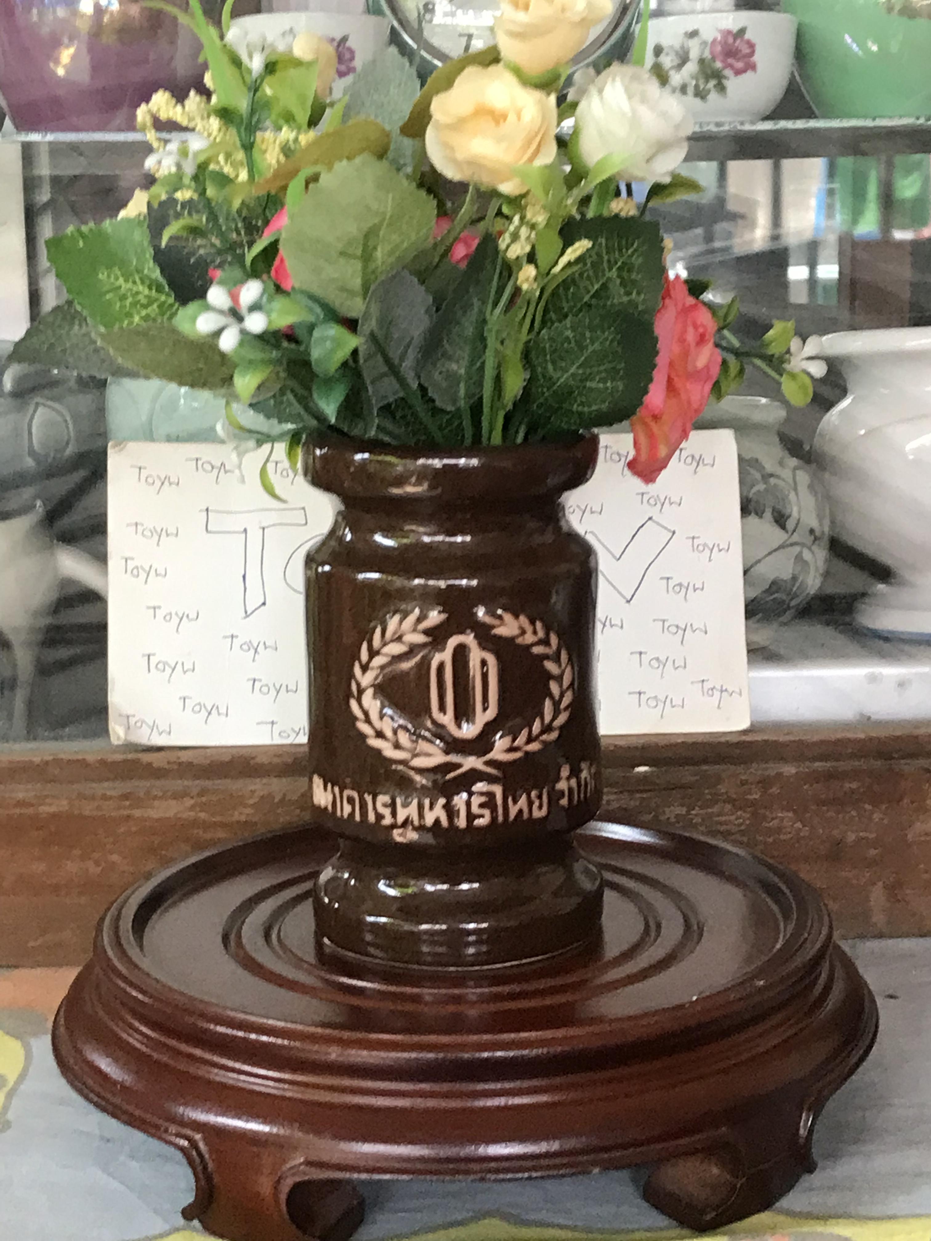 งานเก่า แจกันเซรามิค ที่ใส่ดินสอปากกา ที่ระลึกธนาคารทหารไทย โลโก้เก่า -ควบรวมกิจการ ปัจจุบันเปลี่ยนชื่อเป็นธนาคารทหารไทยธนชาต ขนาดกว้าง 7 ซม สูง 12 ซม