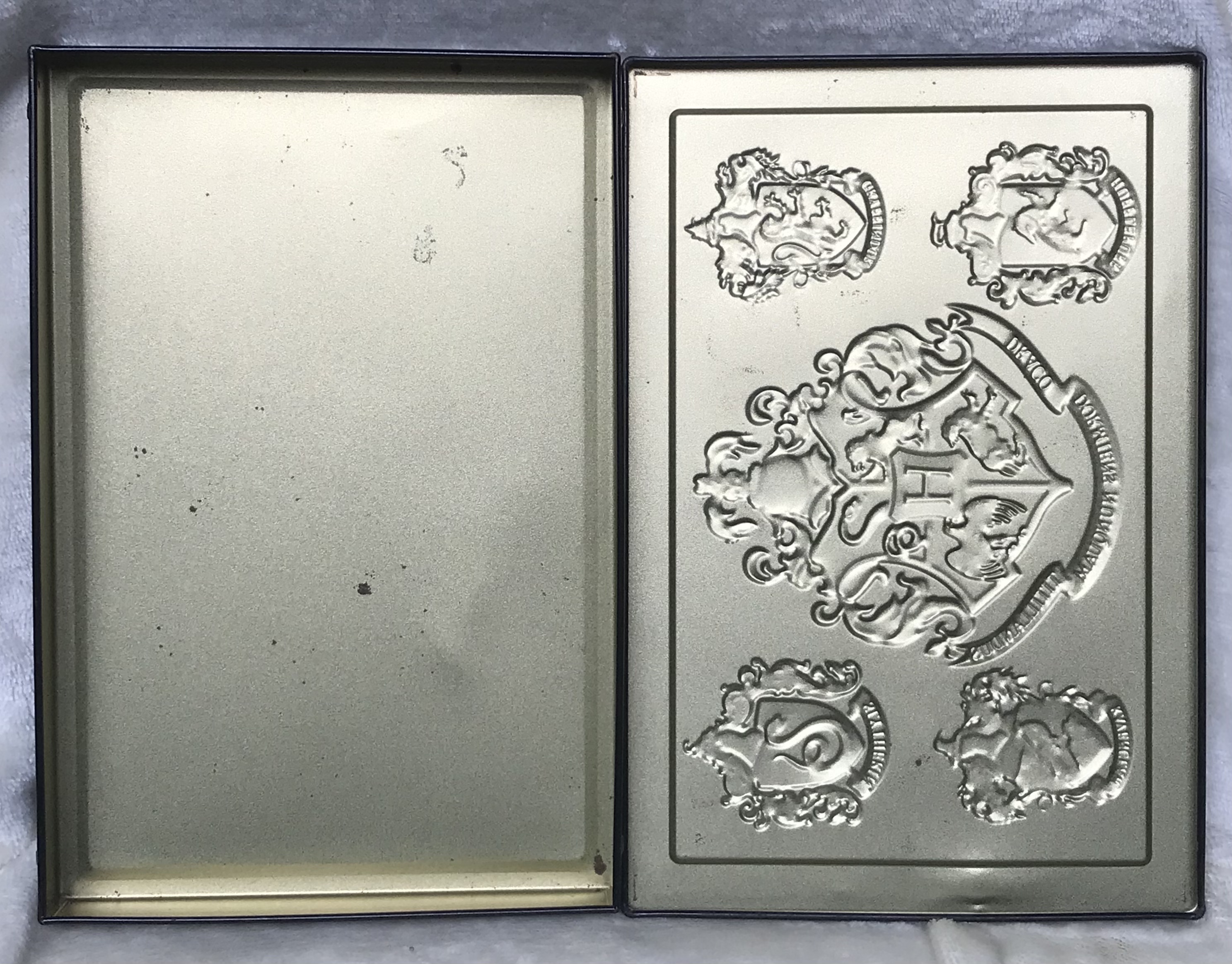 กล่องโลหะแฮรี่พอตเตอร์ ฝาลายปั๊มนูน กล่องขนม Universal Studios Japan USJ Harry Potter Can Chocolate Rare Hogwarts