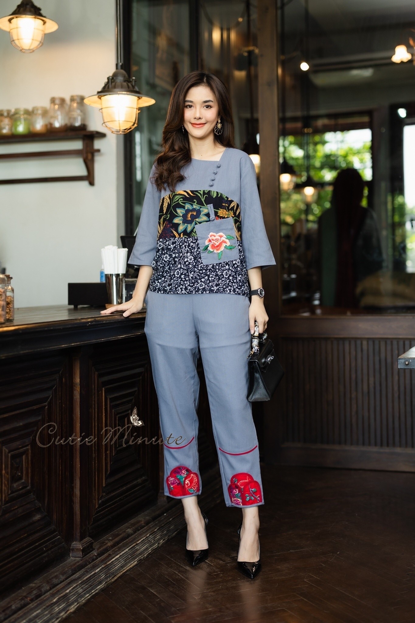 P0310 ชุดเซ็ทผ้าลินินฝ้าย เนื้อผ้านิ่ม ชายเสื้อตกแต่งด้วยผ้าลาย กระเป๋างานปักติดกระดุมจีน กางเกงมีกระเป๋าแต่งขากางเกงด้วยงานฝีมือ อก 44 นิ้ว สีม่วงมะปราง เทา