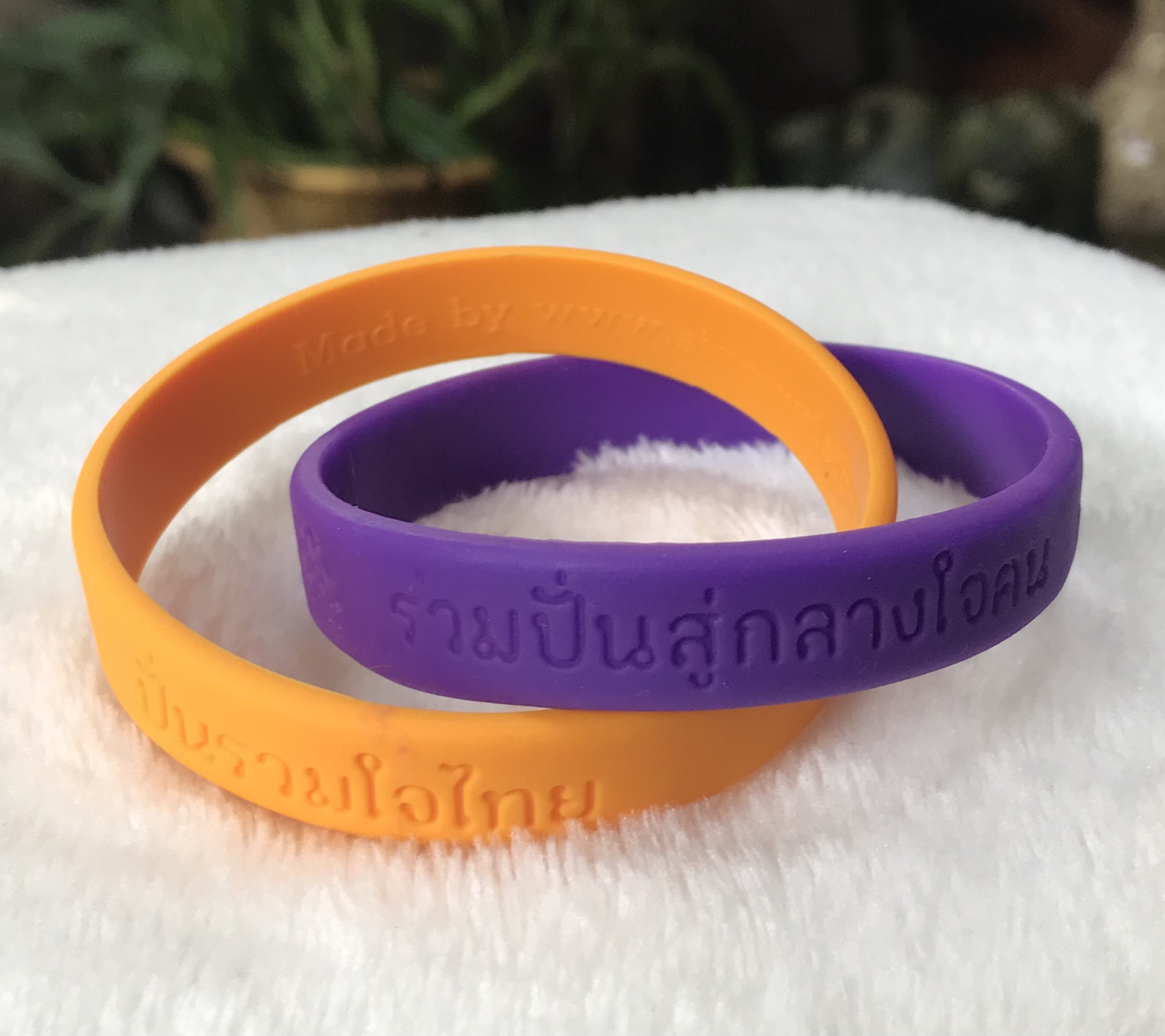 Wristband สายรัดข้อมือแบบไขว์สองเส้น"ปั่นรวมใจไทย" ปี 2558 เพื่อเทิดพระเกียรติรัชกาลที่ 9/สมเด็จพระเทพ โดยมูลนิธิพระดาบส