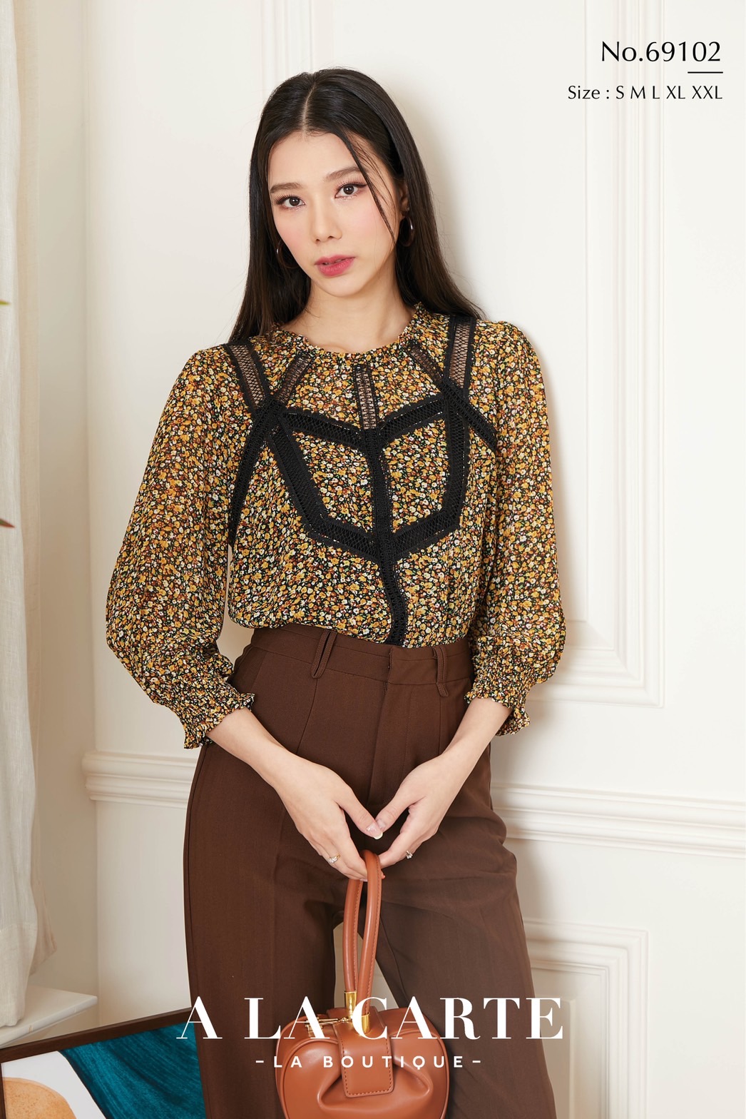 69102🌸🦋💐🌼A La Carte🌼เสื้อชีฟองพิมพ์ลายดอกเล็ก ผ้าเนื้อเย็นใส่สบาย ตัดต่อทริมลูกไม้ลายกราฟฟิคที่อก มีซับใน แขน 3 ส่วนปลายสม็อก🌼สีเหลือง S-XL เขียว S-XL แดง S,M,XL