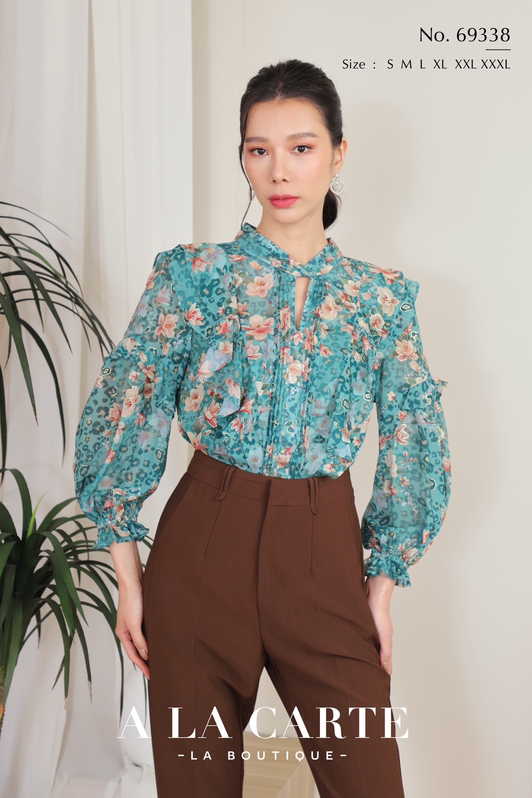 69338🍁A la carte🍁เสื้อชีฟองพิมพ์ลาย-เสือผสมดอกไม้ ทรงคอและลำตัว ตีเกล็ดเจาะวีตรงกลางอกเพื่อให้ดูเพรียวขึ้น มีระบายซ้ายขวา แขน 3 ส่วน ขอบยางยืดปลายระบาย สวยหรู🍀สีเขียว S,L,XL น้ำเงิน M-L