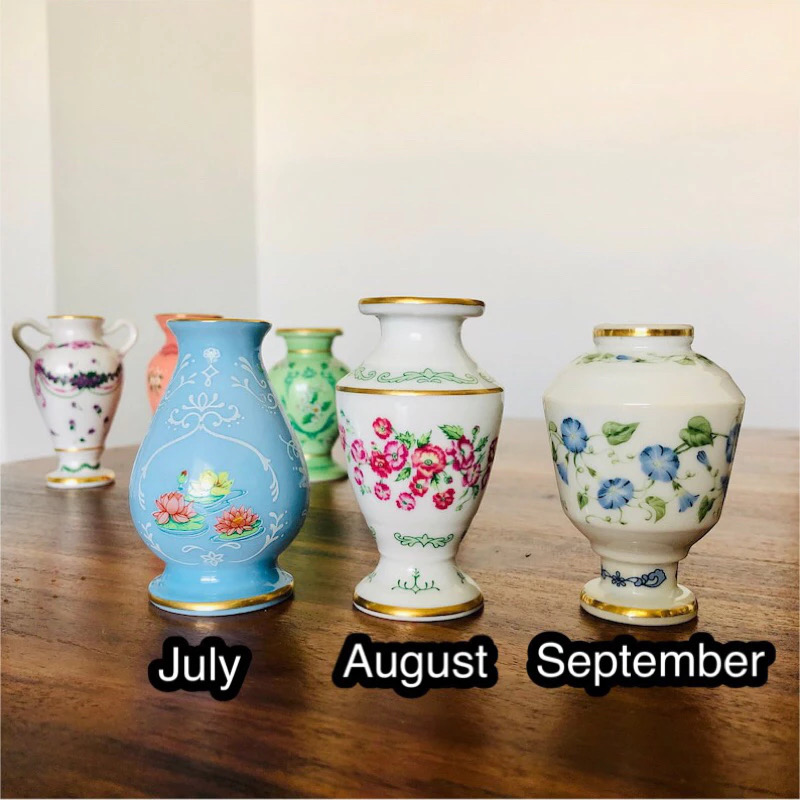 ชุดแจกัน 12 เดือน เนื้อกระเบื้อง ลายดอกไม้วาดมือ แตกต่างในแต่ละเดือน Vtg 1982 Franklin Porcelain Miniature Vases Jan-Dec
